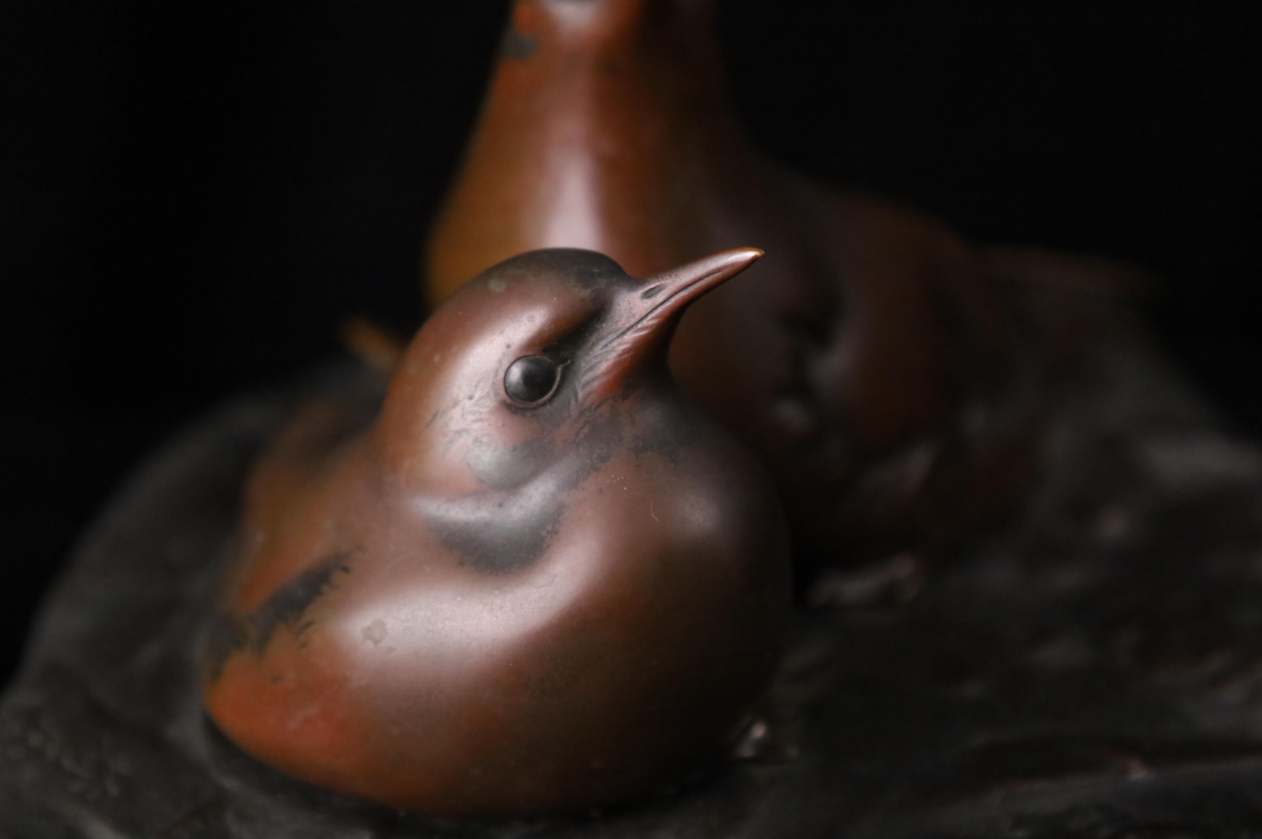 Japanese Bronze Sculpture of Two Birds on Leaf Base – Showa Period. Signed For Sale 3