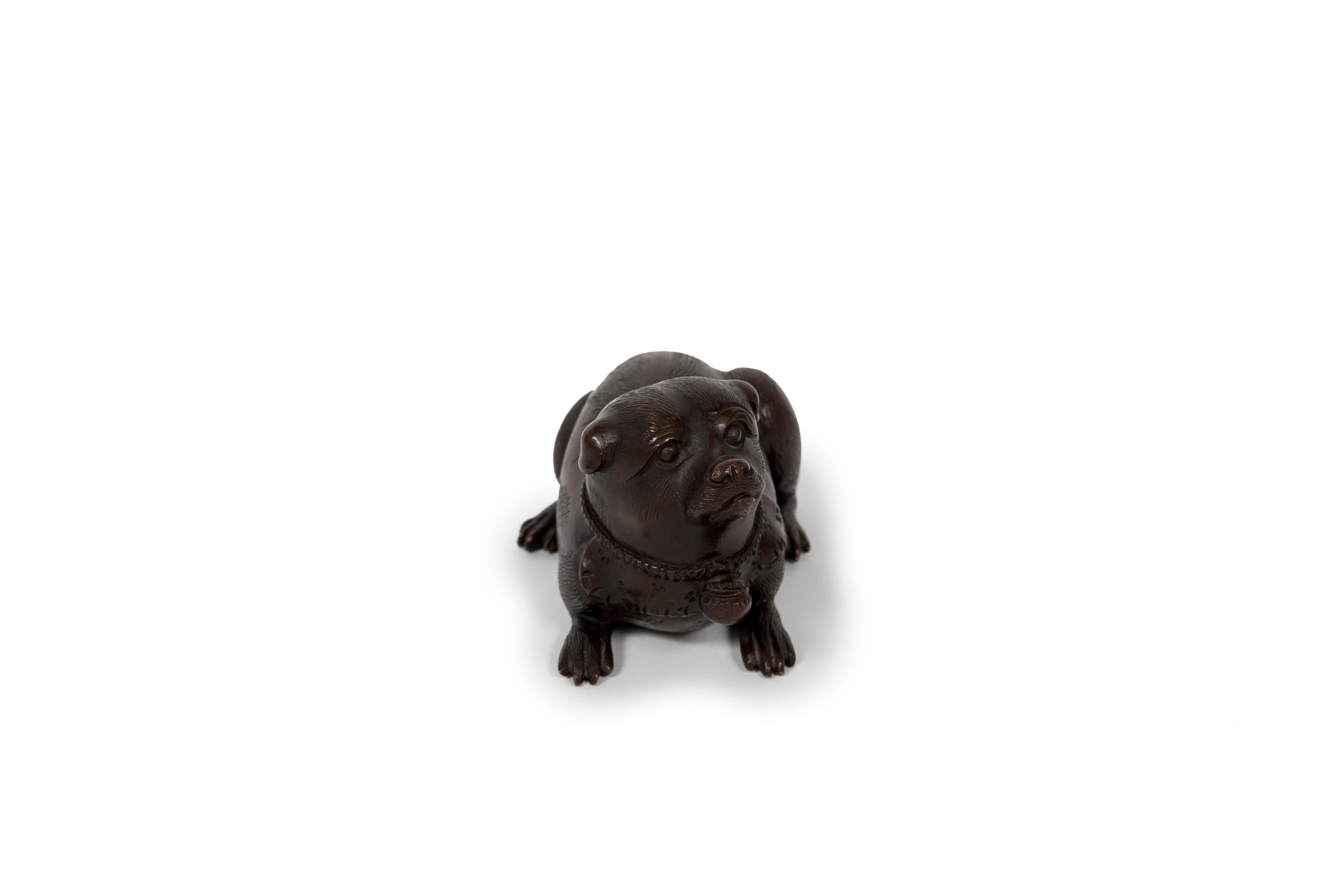 Meiji Scultura giapponese in bronzo raffigurante un cucciolo sdraiato in vendita