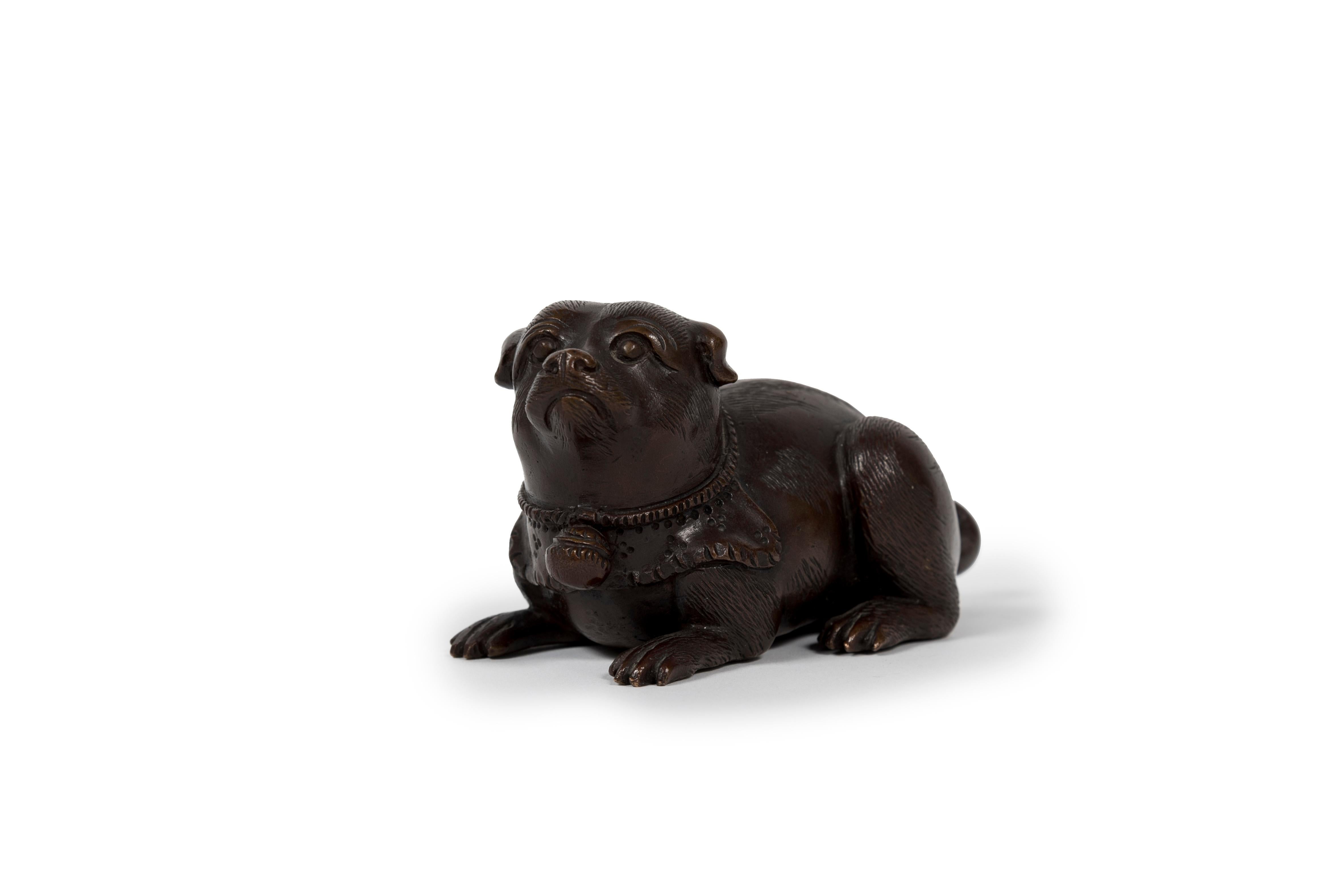 Giapponese Scultura giapponese in bronzo raffigurante un cucciolo sdraiato in vendita