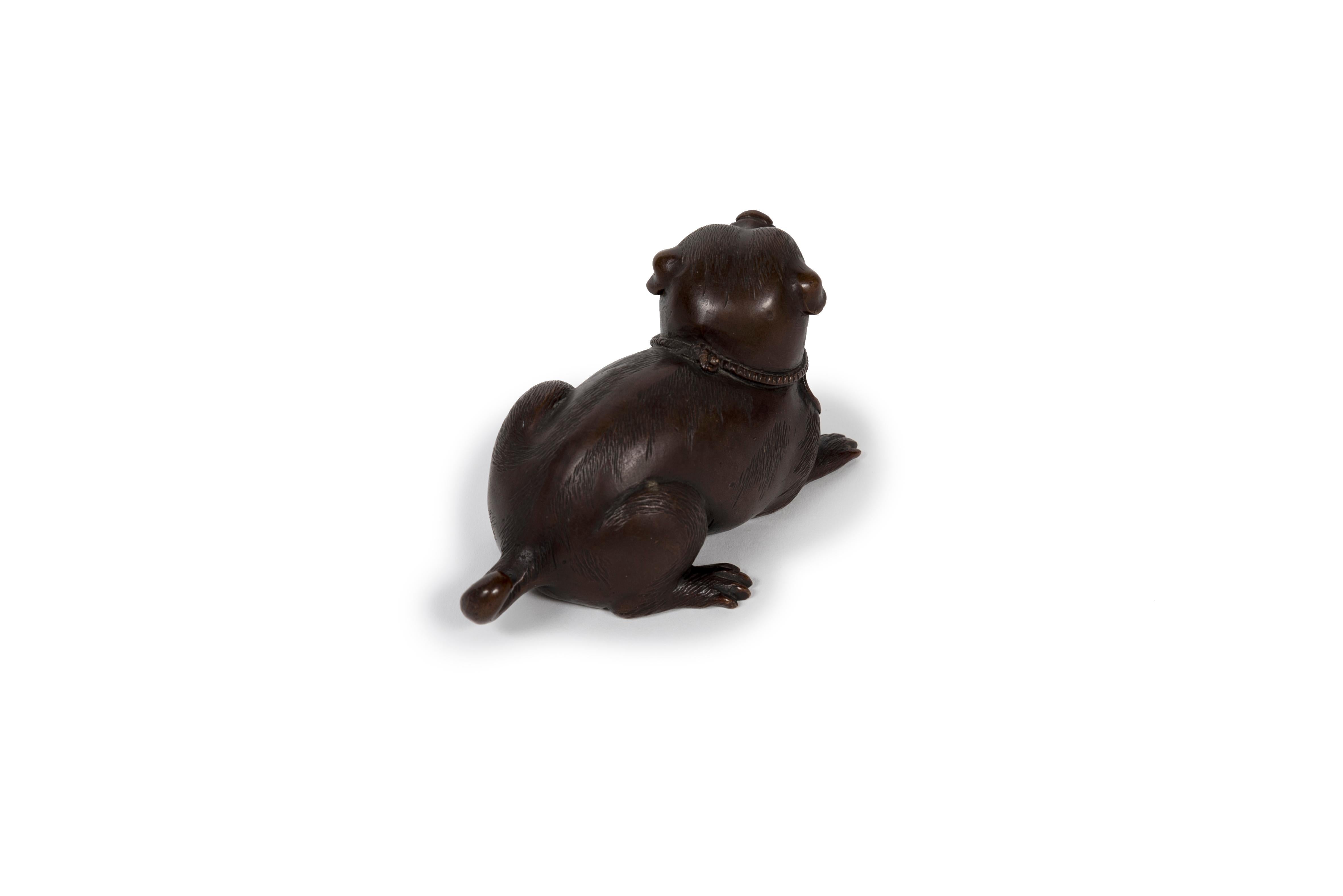 Scultura giapponese in bronzo raffigurante un cucciolo sdraiato In condizioni ottime in vendita a PARIS, FR