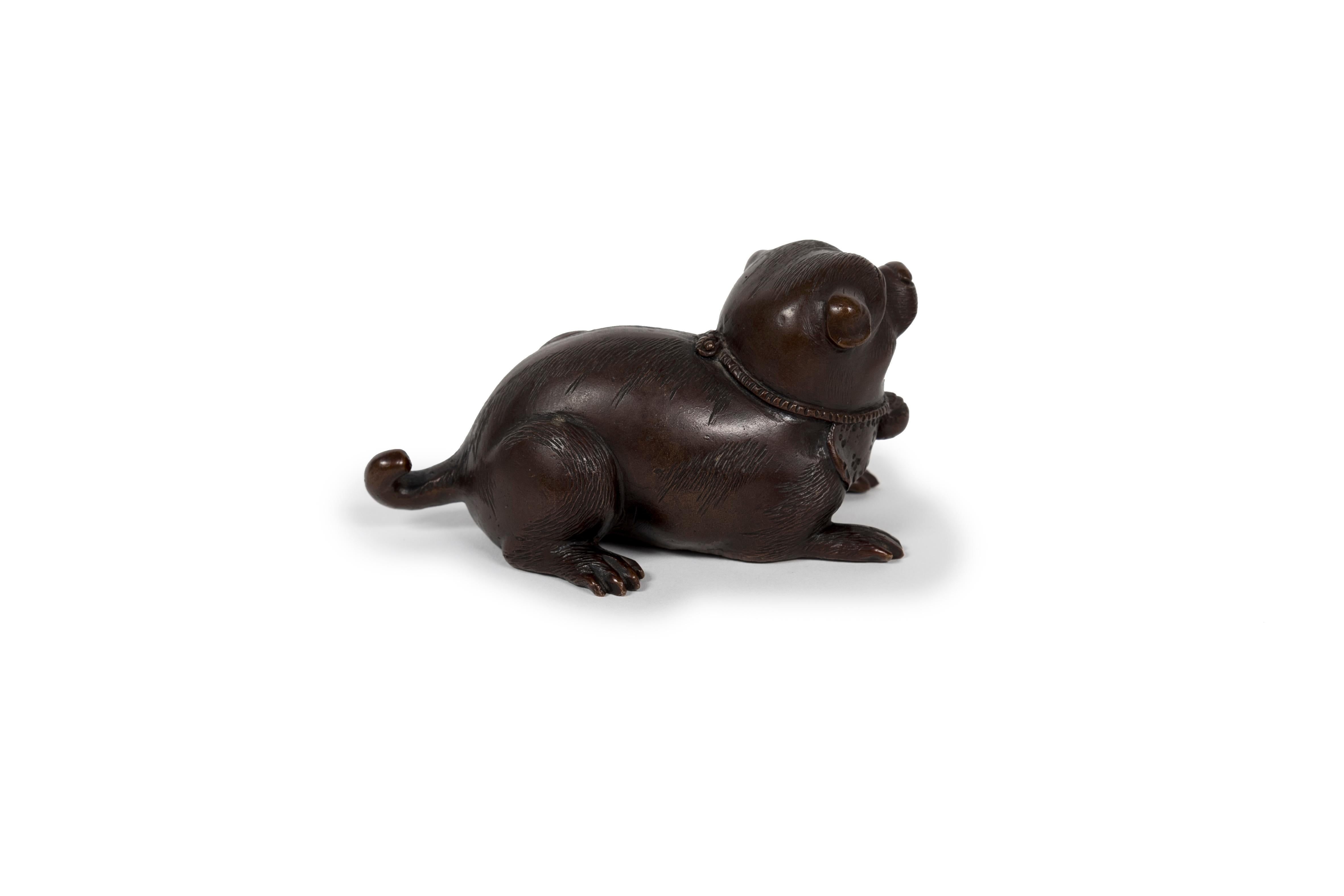 XIX secolo Scultura giapponese in bronzo raffigurante un cucciolo sdraiato in vendita