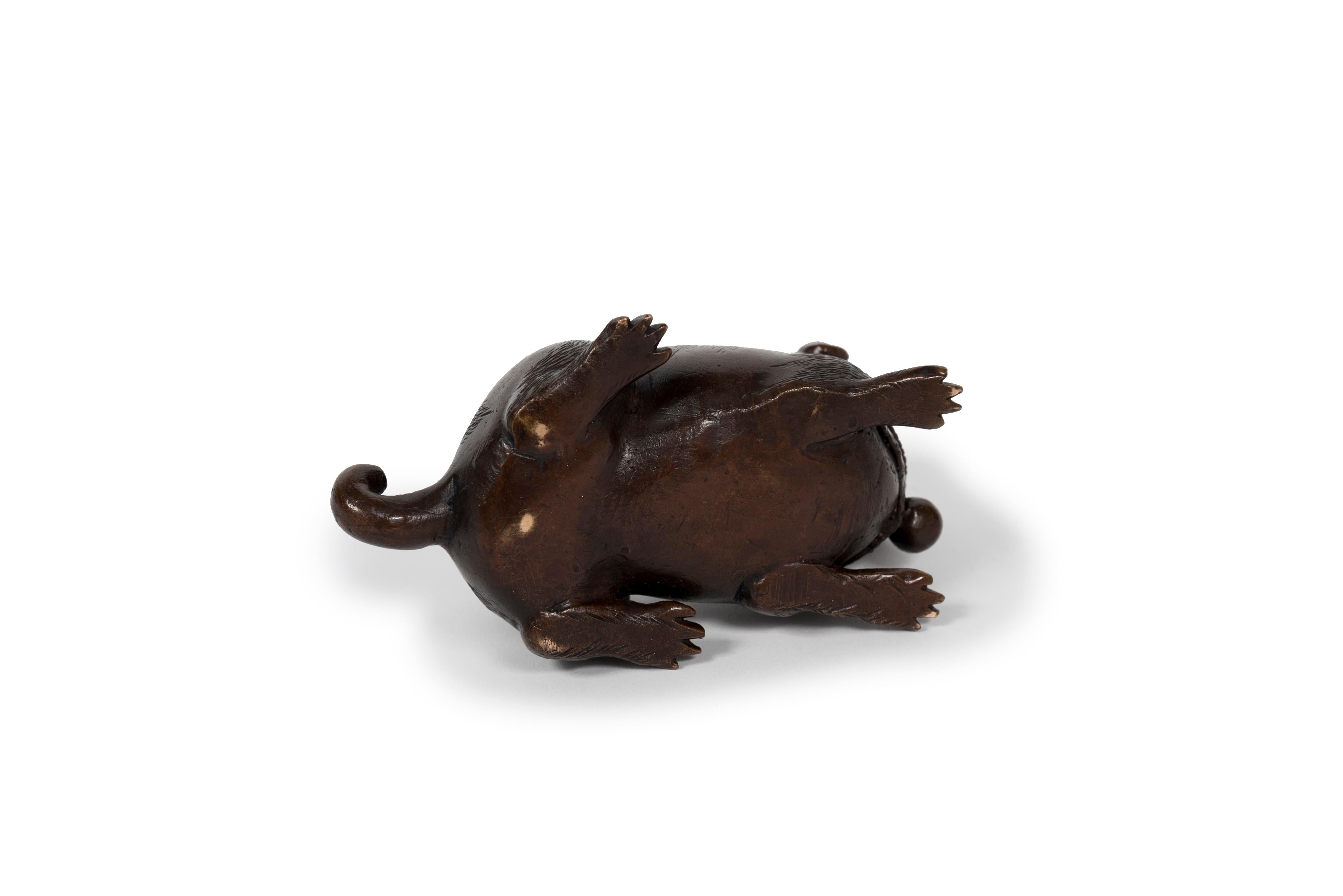 Bronzo Scultura giapponese in bronzo raffigurante un cucciolo sdraiato in vendita