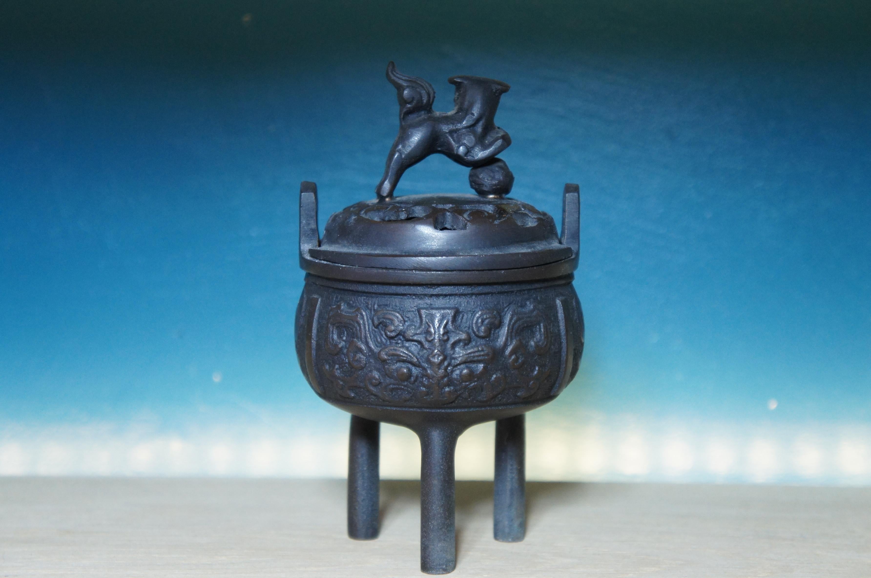 Japanese Bronze Shishi Lion Foo Dog Small Incense Burner, 1960s In Good Condition For Sale In Paris, FR
