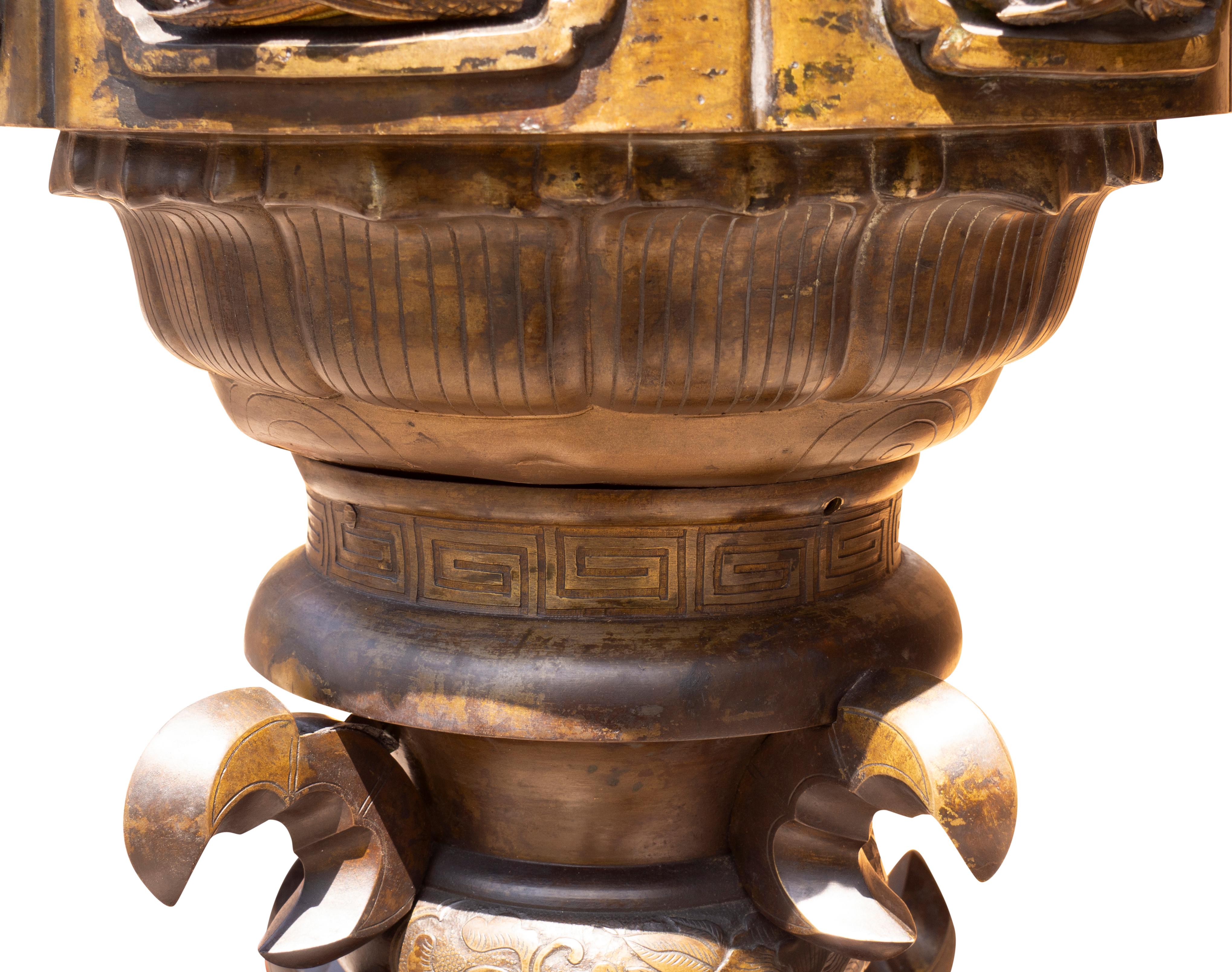 Lanterne de sanctuaire japonaise en bronze en vente 9