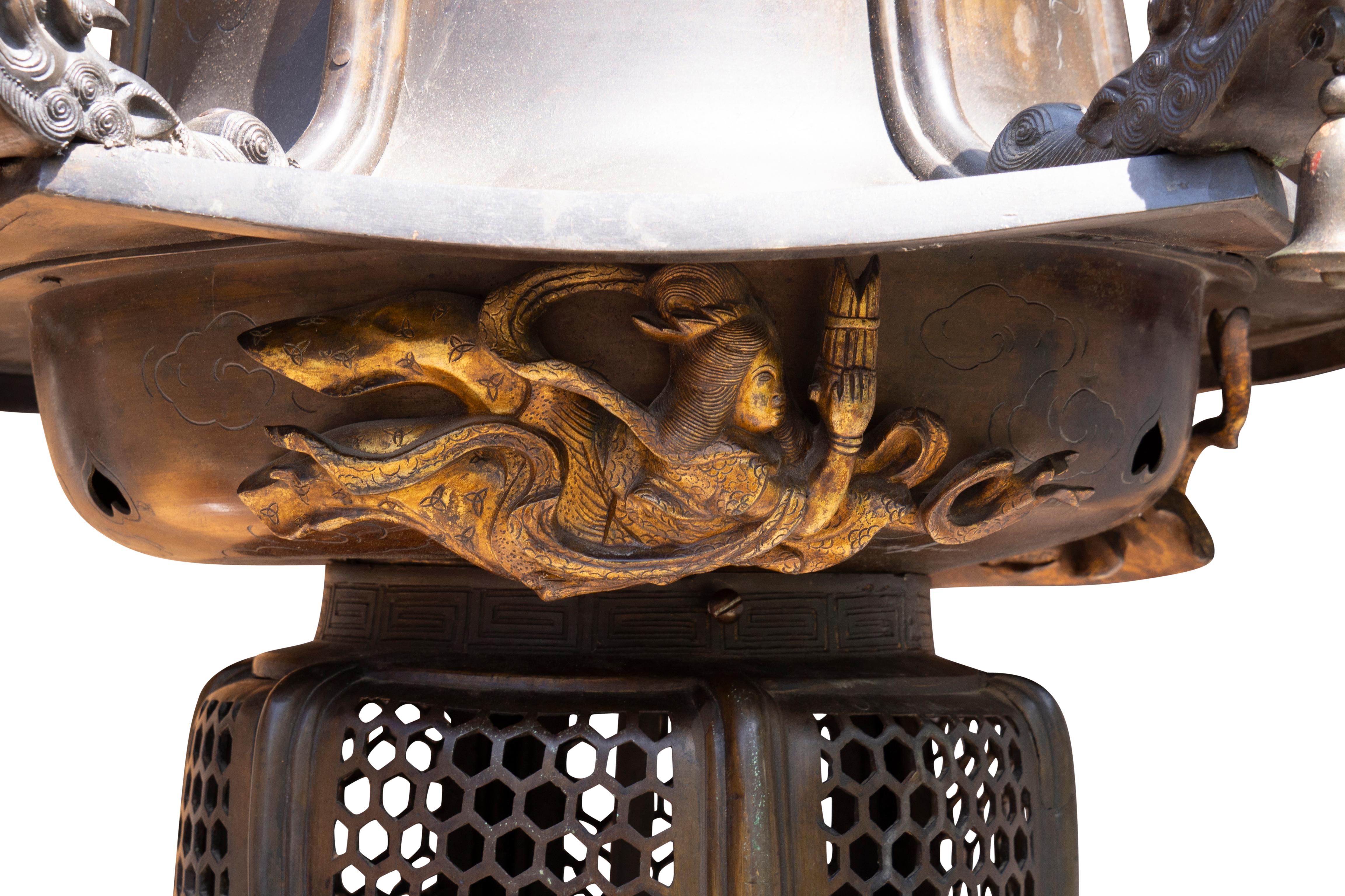 Lanterne de sanctuaire japonaise en bronze Bon état - En vente à Essex, MA