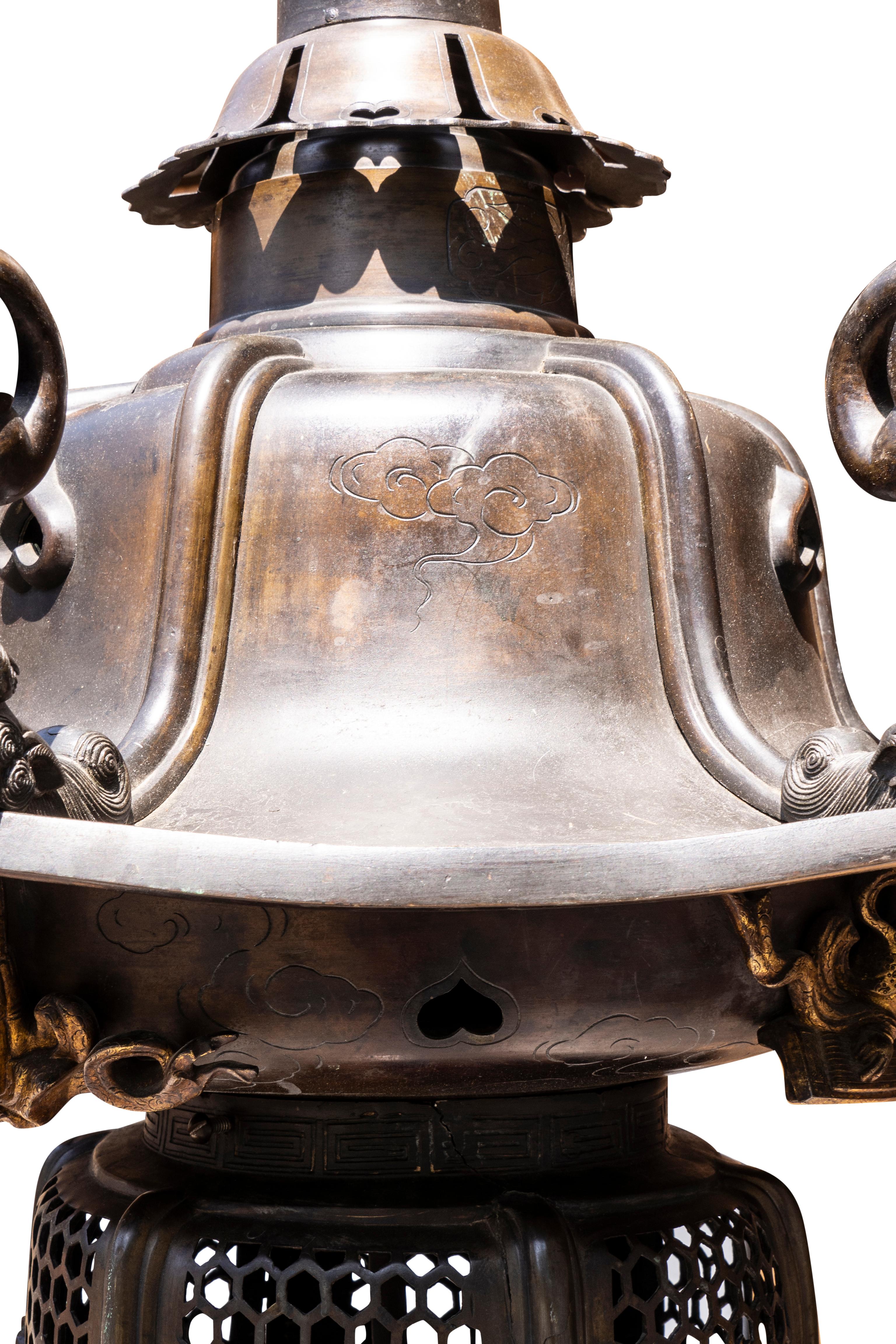 XIXe siècle Lanterne de sanctuaire japonaise en bronze en vente