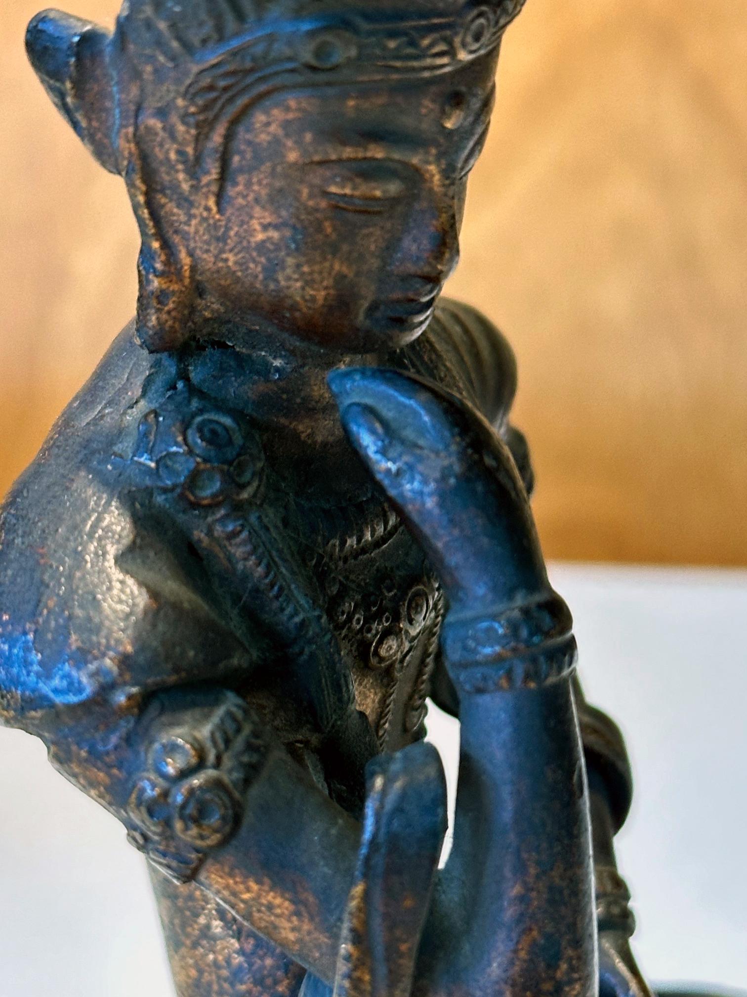 Statua giapponese in bronzo Nyoirin Kannon sul trono di loto in vendita 3