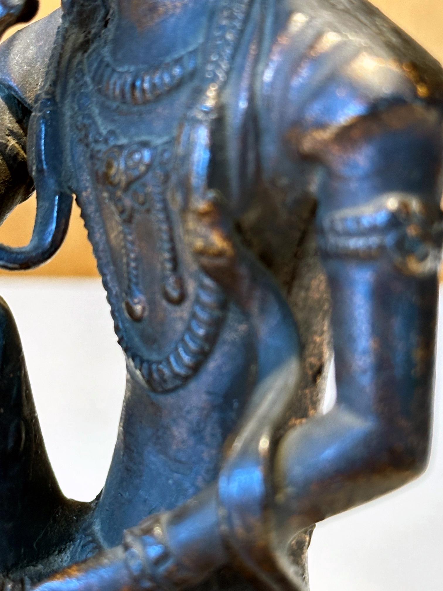 Statua giapponese in bronzo Nyoirin Kannon sul trono di loto in vendita 4