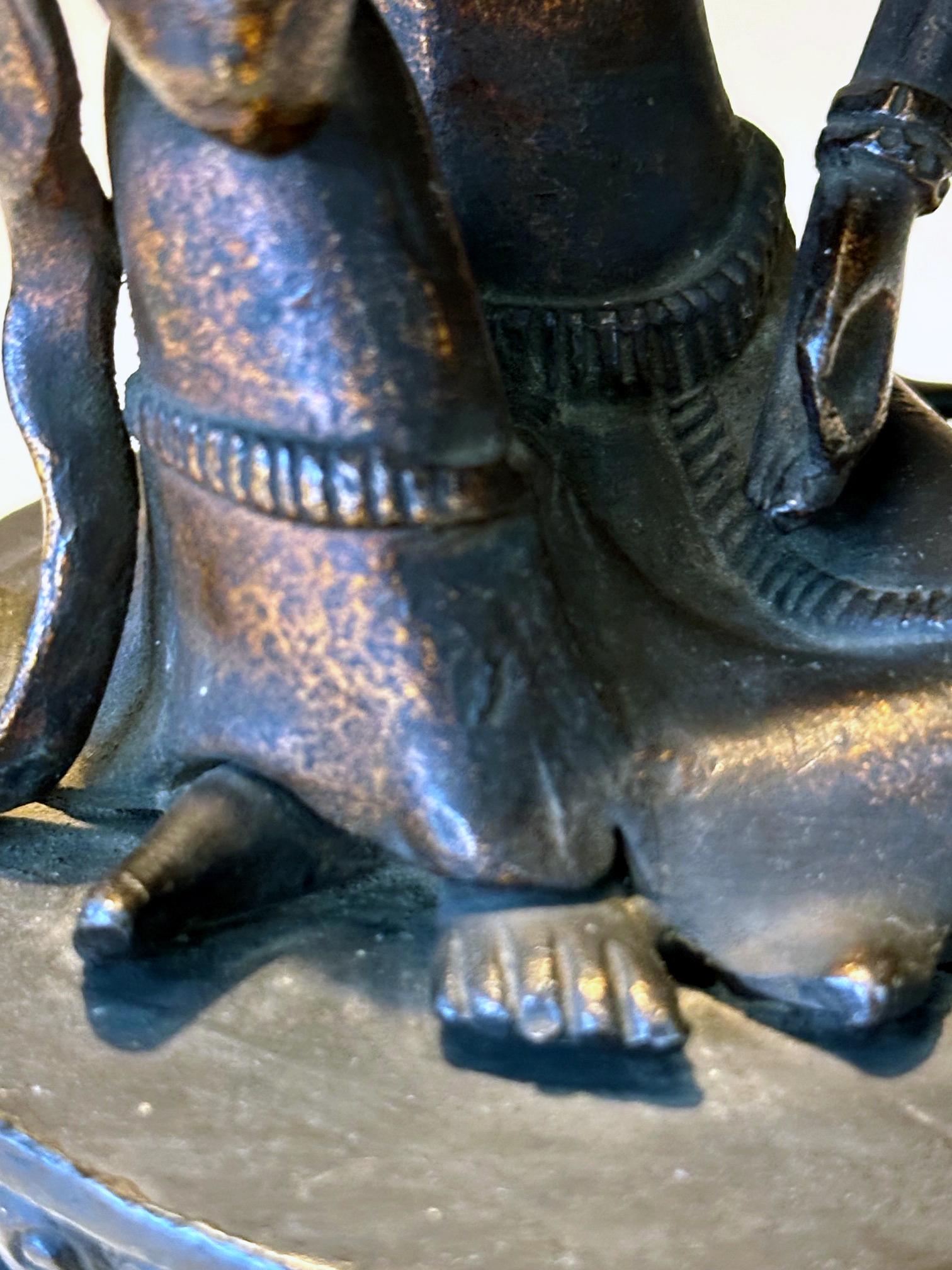 Statua giapponese in bronzo Nyoirin Kannon sul trono di loto in vendita 5