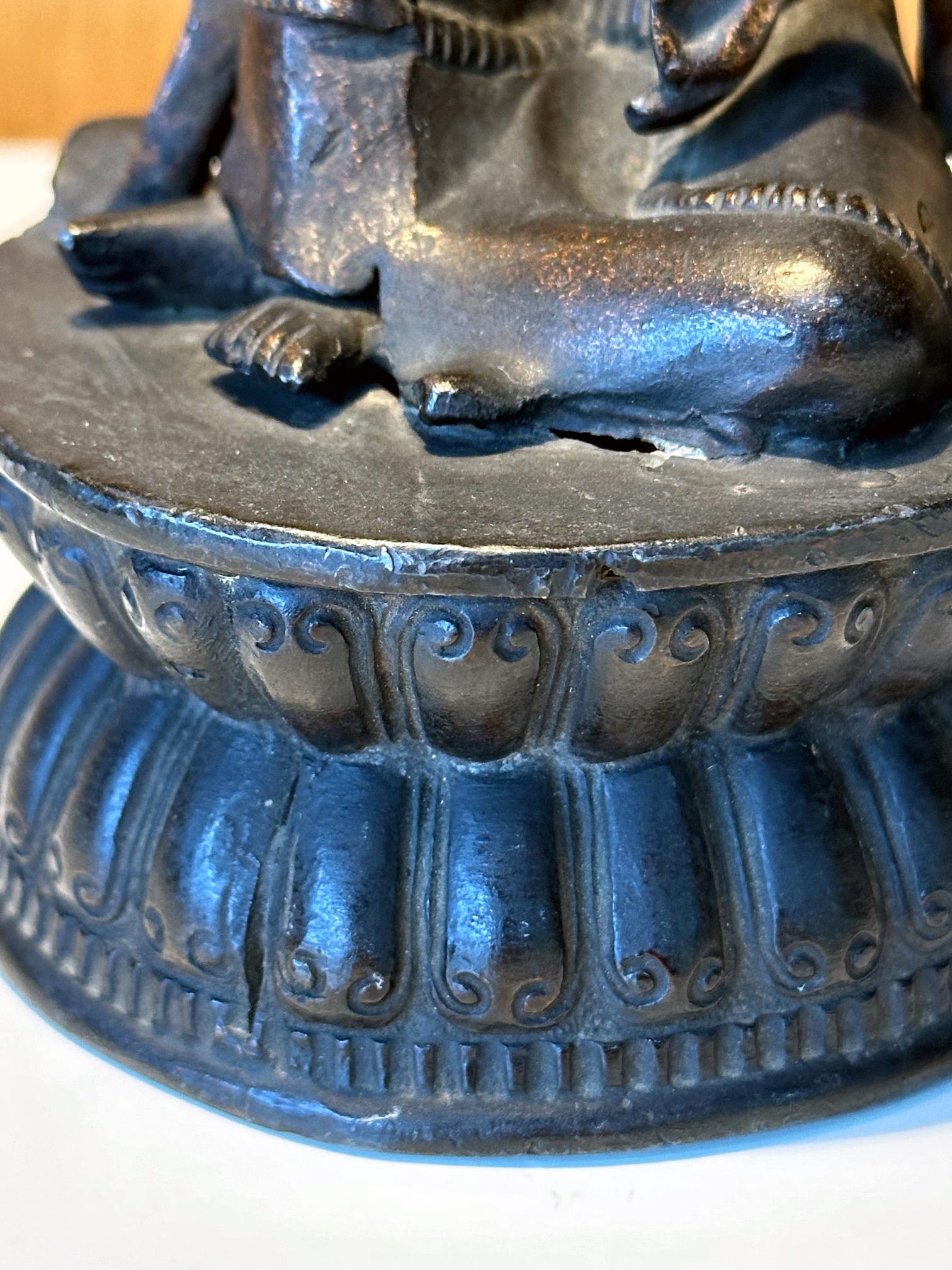 Statua giapponese in bronzo Nyoirin Kannon sul trono di loto in vendita 6