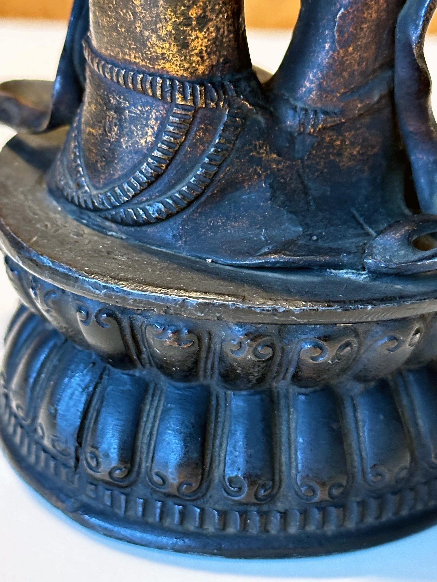 Statua giapponese in bronzo Nyoirin Kannon sul trono di loto in vendita 9