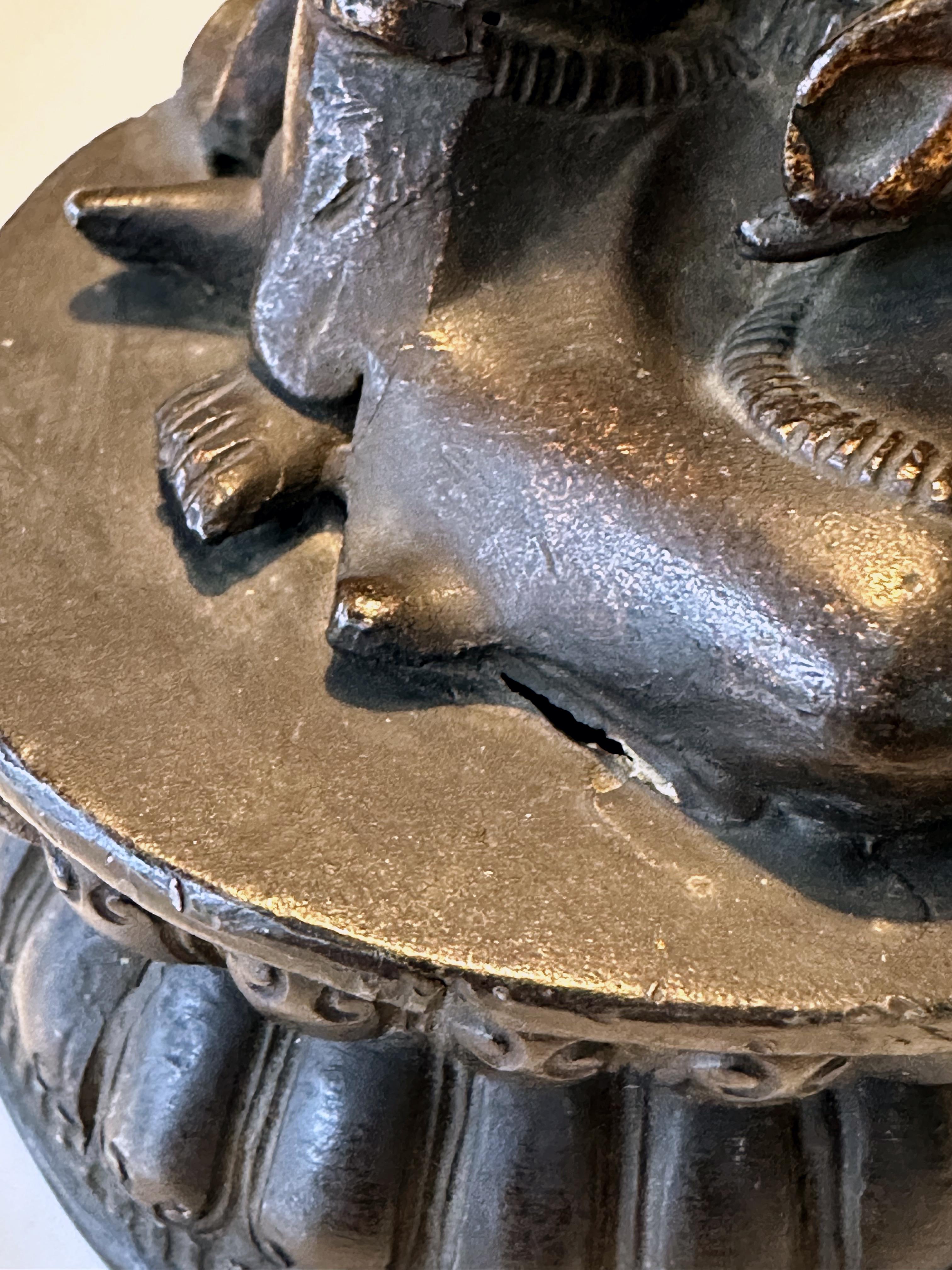 Statua giapponese in bronzo Nyoirin Kannon sul trono di loto in vendita 11