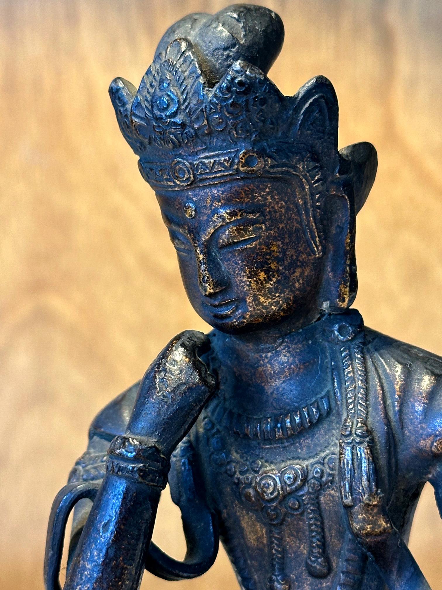 Statua giapponese in bronzo Nyoirin Kannon sul trono di loto in vendita 1