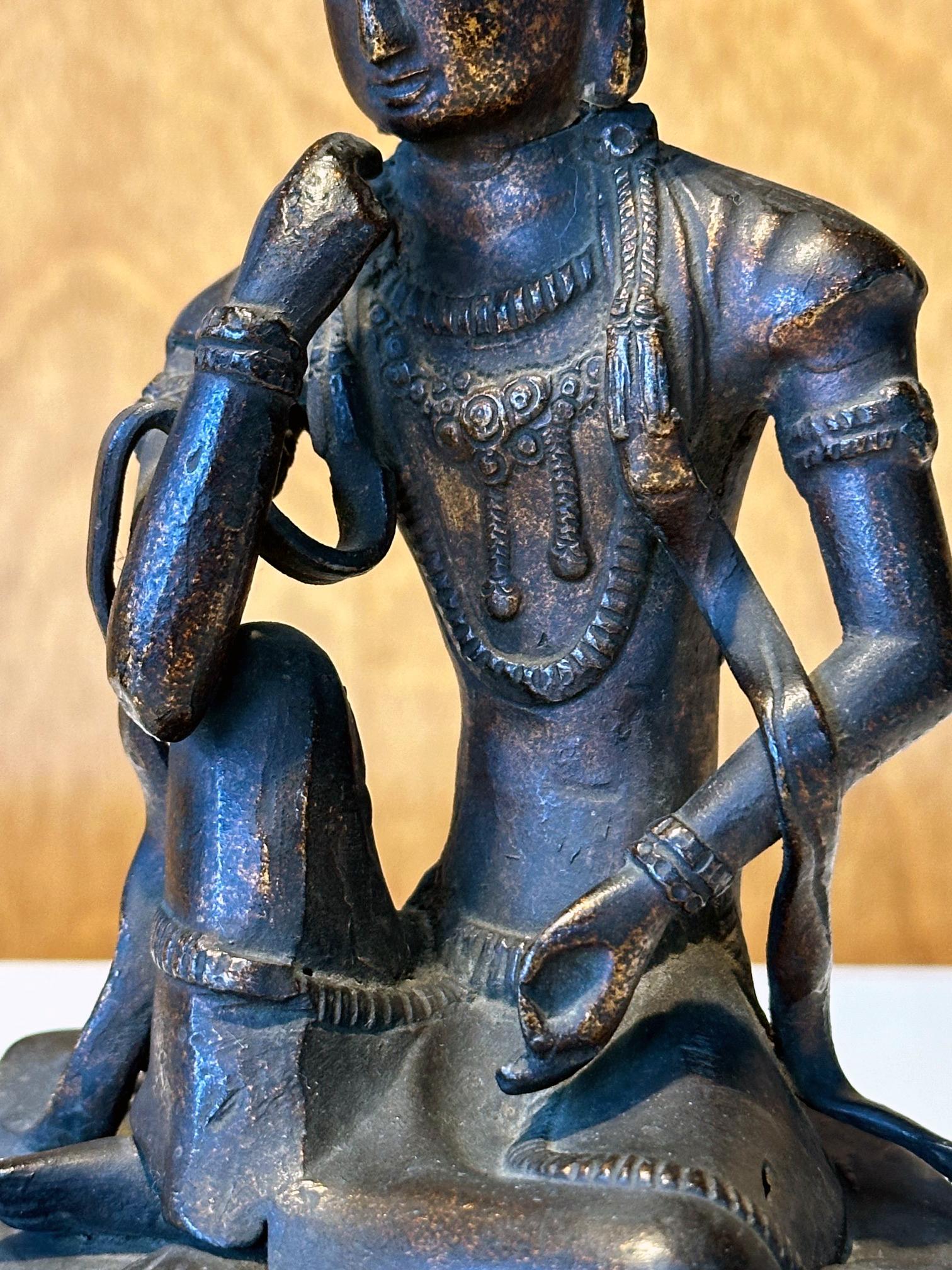 Statua giapponese in bronzo Nyoirin Kannon sul trono di loto in vendita 2