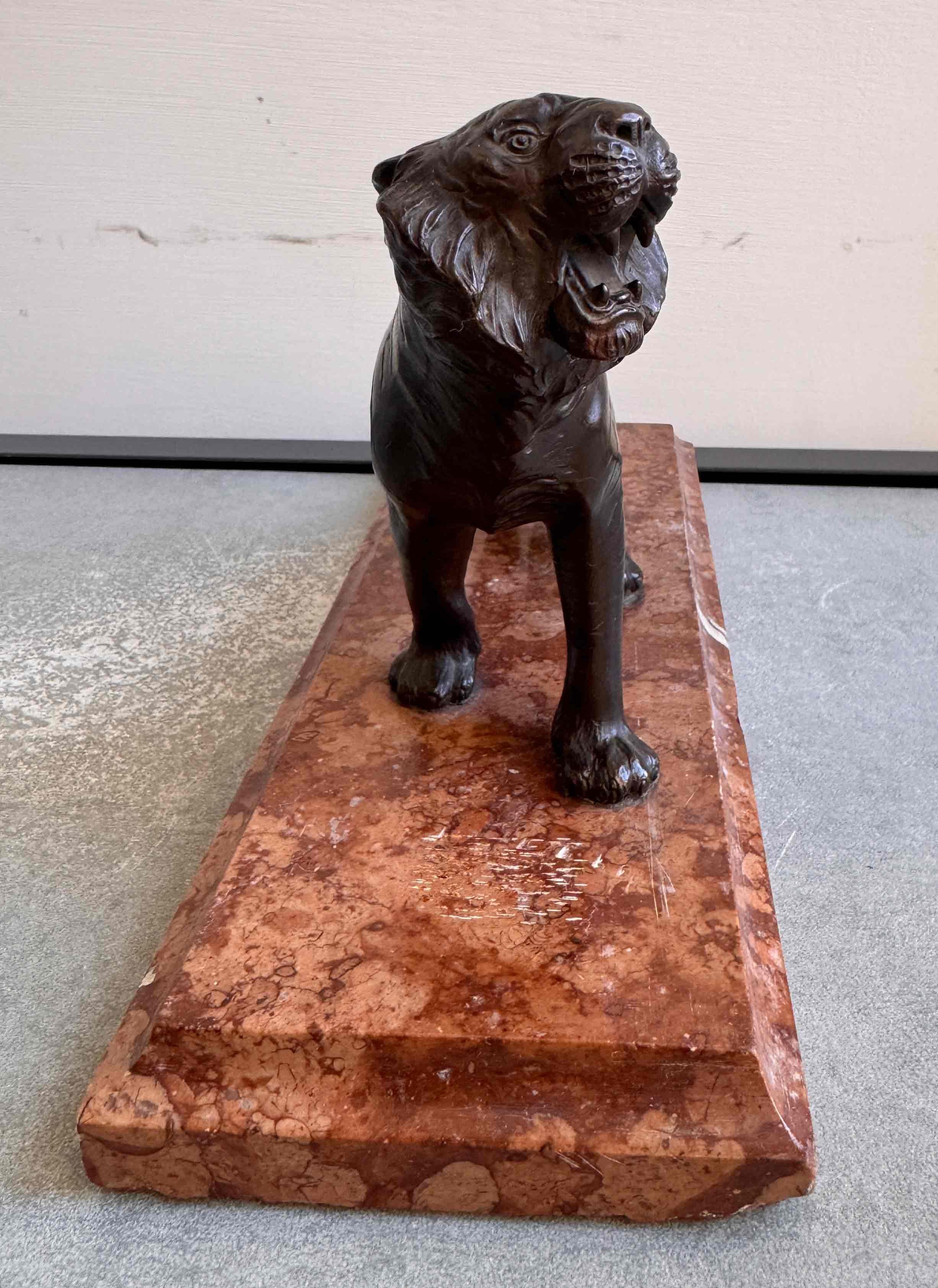 Giapponese Scultura giapponese di tigre in bronzo su base di marmo, periodo Meiji, fine XIX secolo in vendita