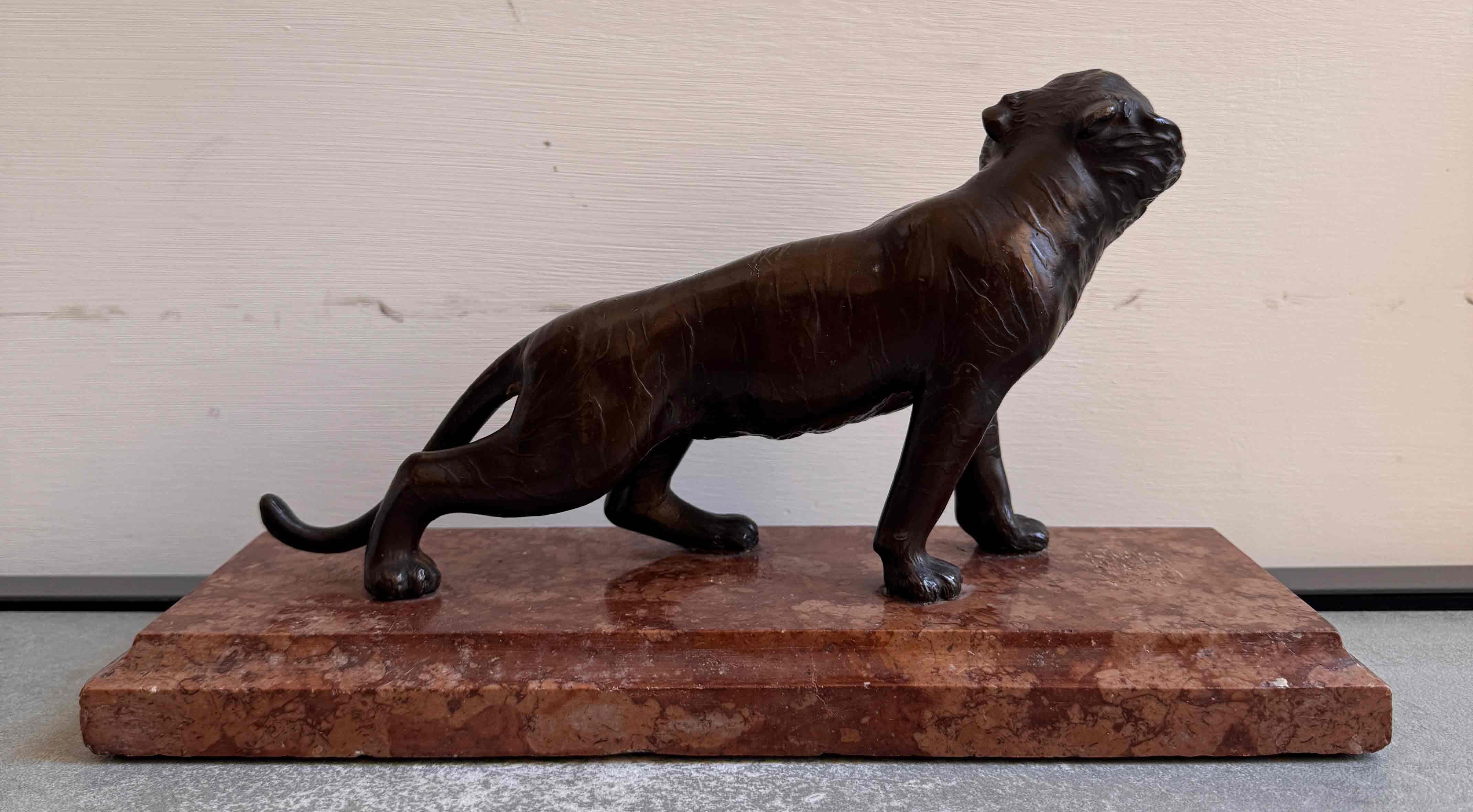 Scultura giapponese di tigre in bronzo su base di marmo, periodo Meiji, fine XIX secolo In condizioni buone in vendita a Meda, MB