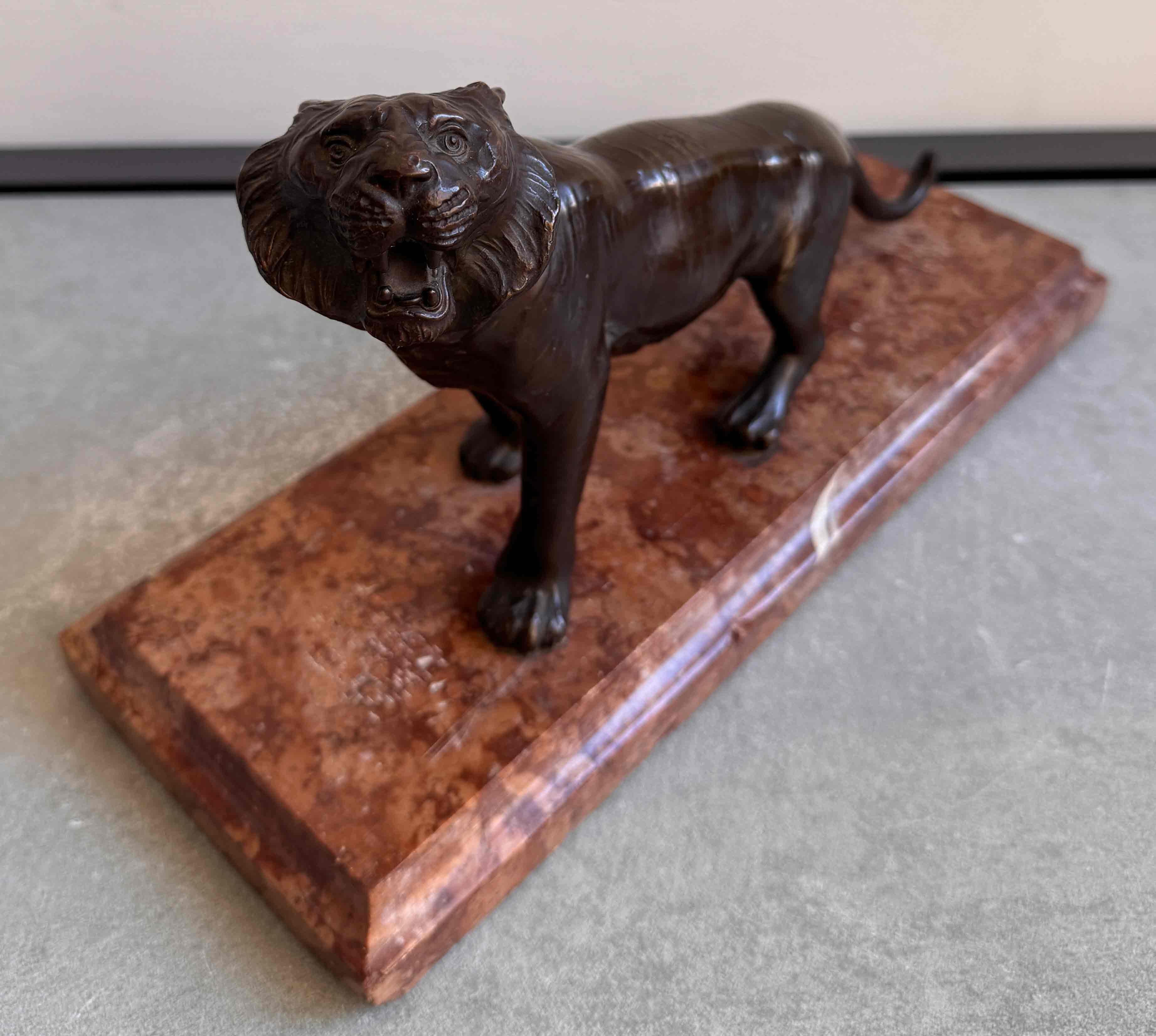 Bronzo Scultura giapponese di tigre in bronzo su base di marmo, periodo Meiji, fine XIX secolo in vendita