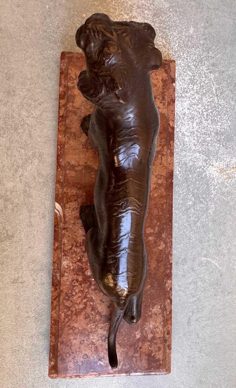 Scultura giapponese di tigre in bronzo su base di marmo, periodo Meiji, fine XIX secolo in vendita 1