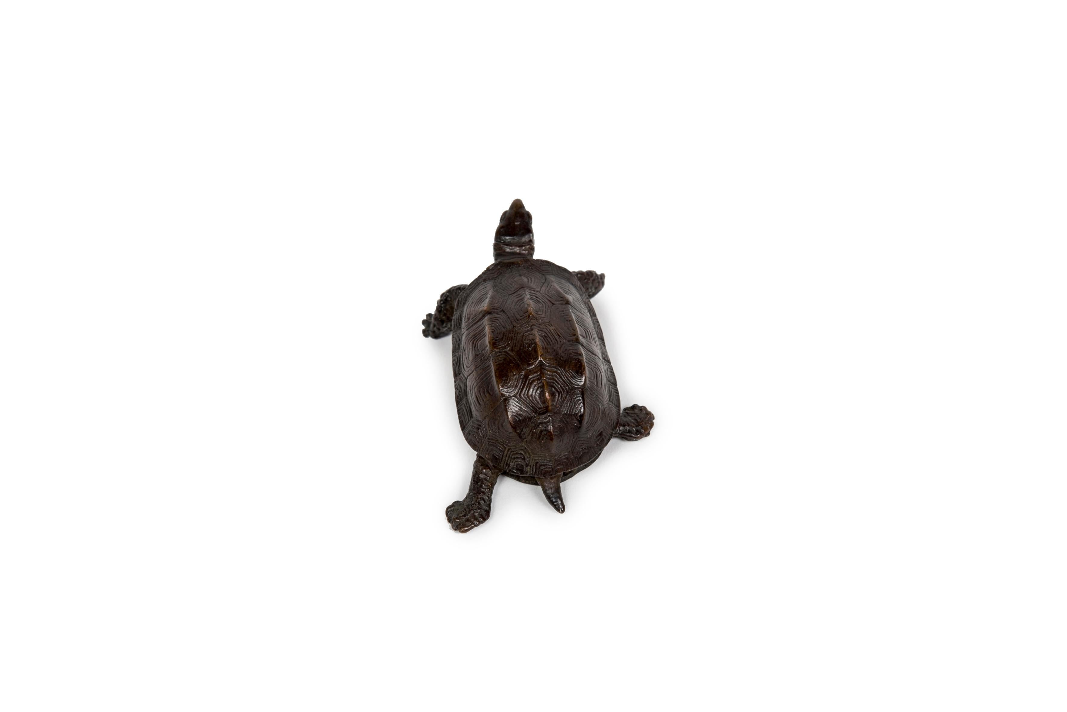 Japanische Okimono-Schildkröte aus Bronze (Skulptur) im Zustand „Hervorragend“ im Angebot in PARIS, FR