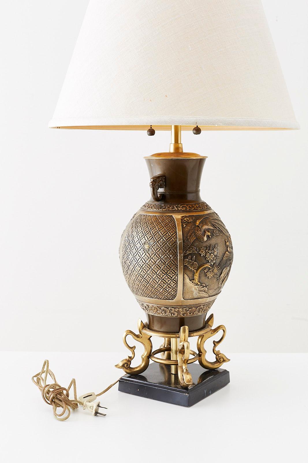 Vase urne japonais en bronze monté en lampe de bureau en vente 3