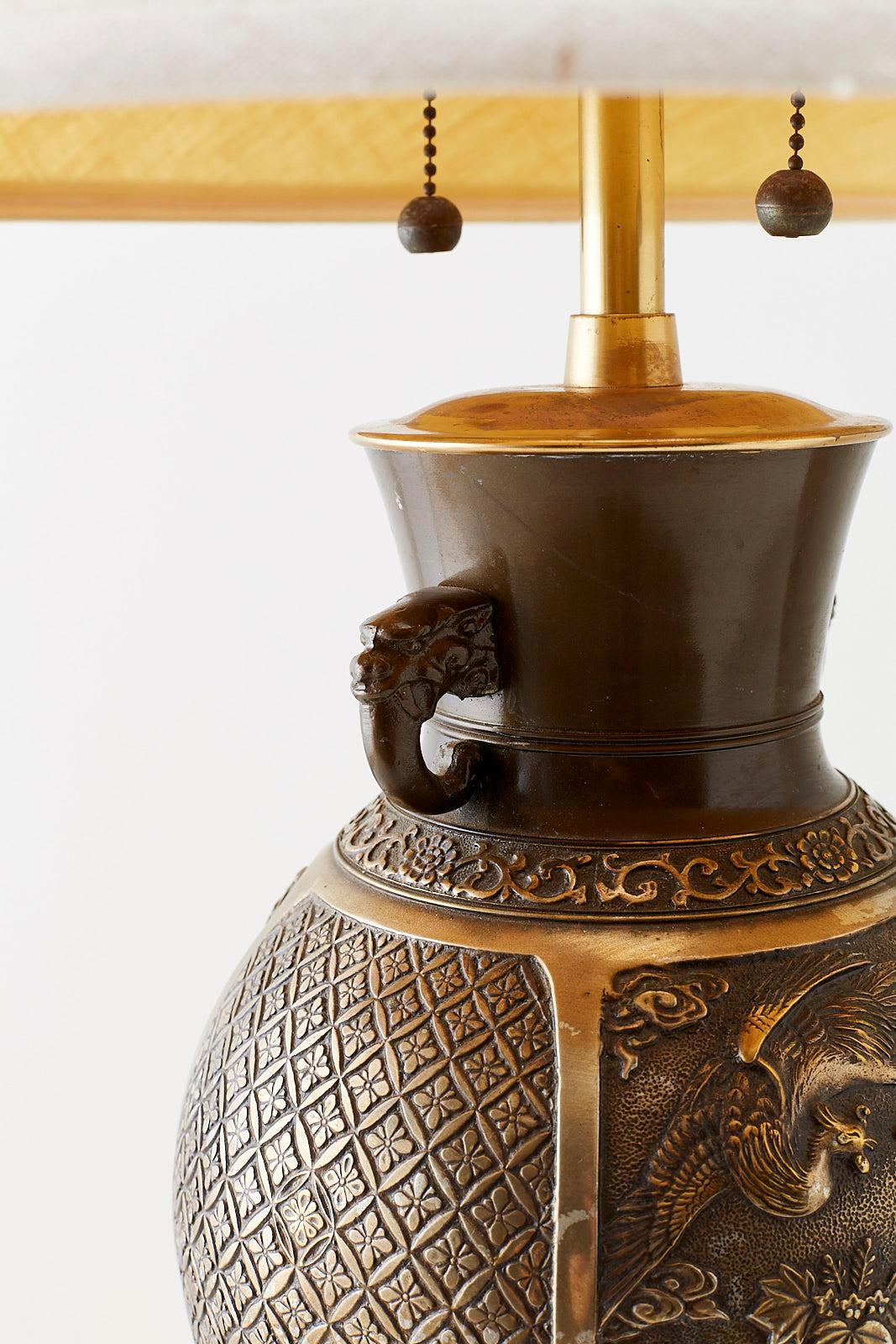Vase urne japonais en bronze monté en lampe de bureau en vente 4