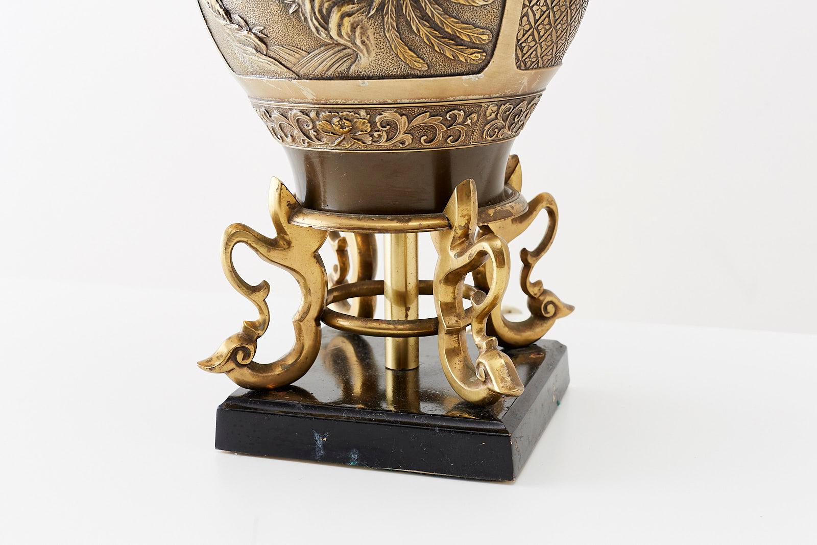 20ième siècle Vase urne japonais en bronze monté en lampe de bureau en vente