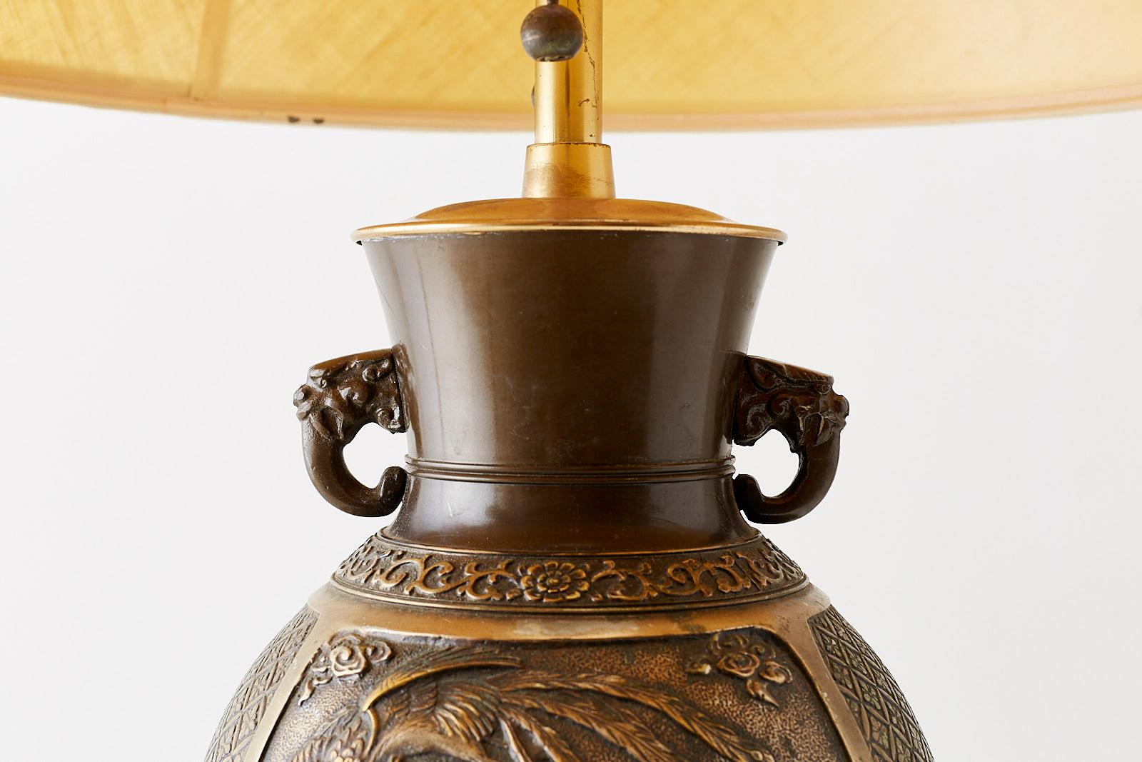 Laiton Vase urne japonais en bronze monté en lampe de bureau en vente