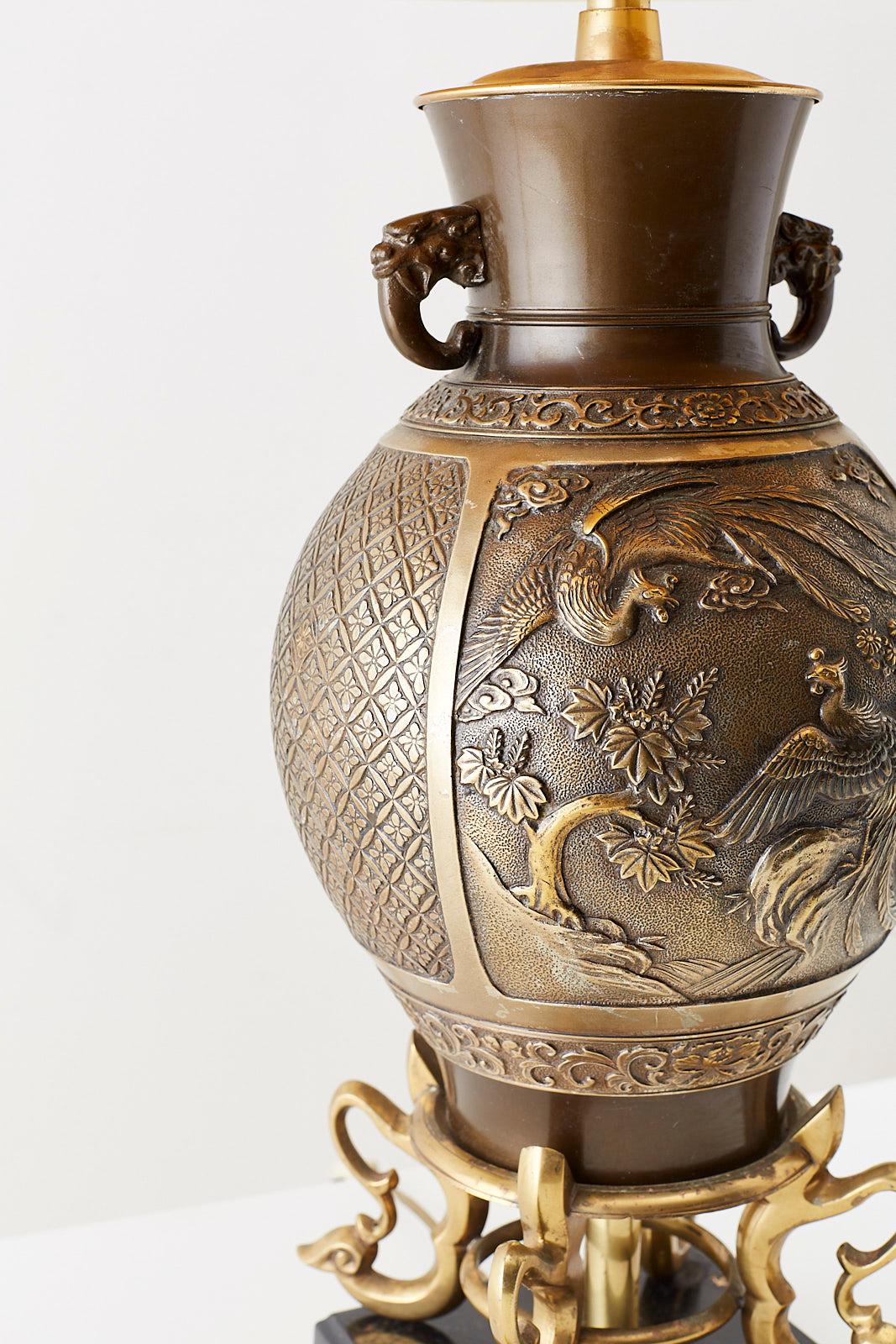 Vase urne japonais en bronze monté en lampe de bureau en vente 1