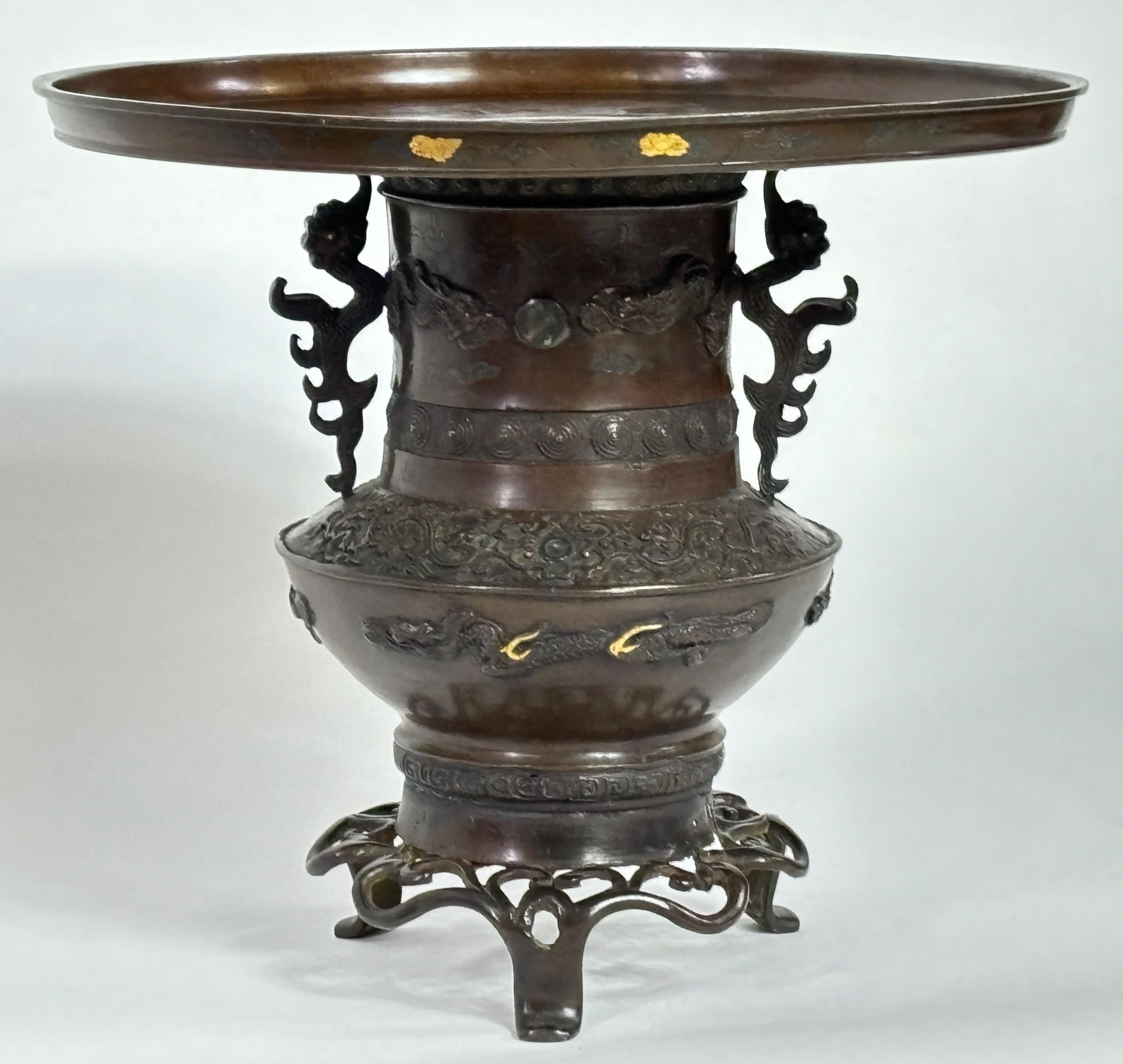 An antique Japanese Meiji period bronze usubata ikebana vase with gold inlay, crafted in two sections.
Signed on the bottom.
Excellent condition.
Japan, late 19th-early 20th century