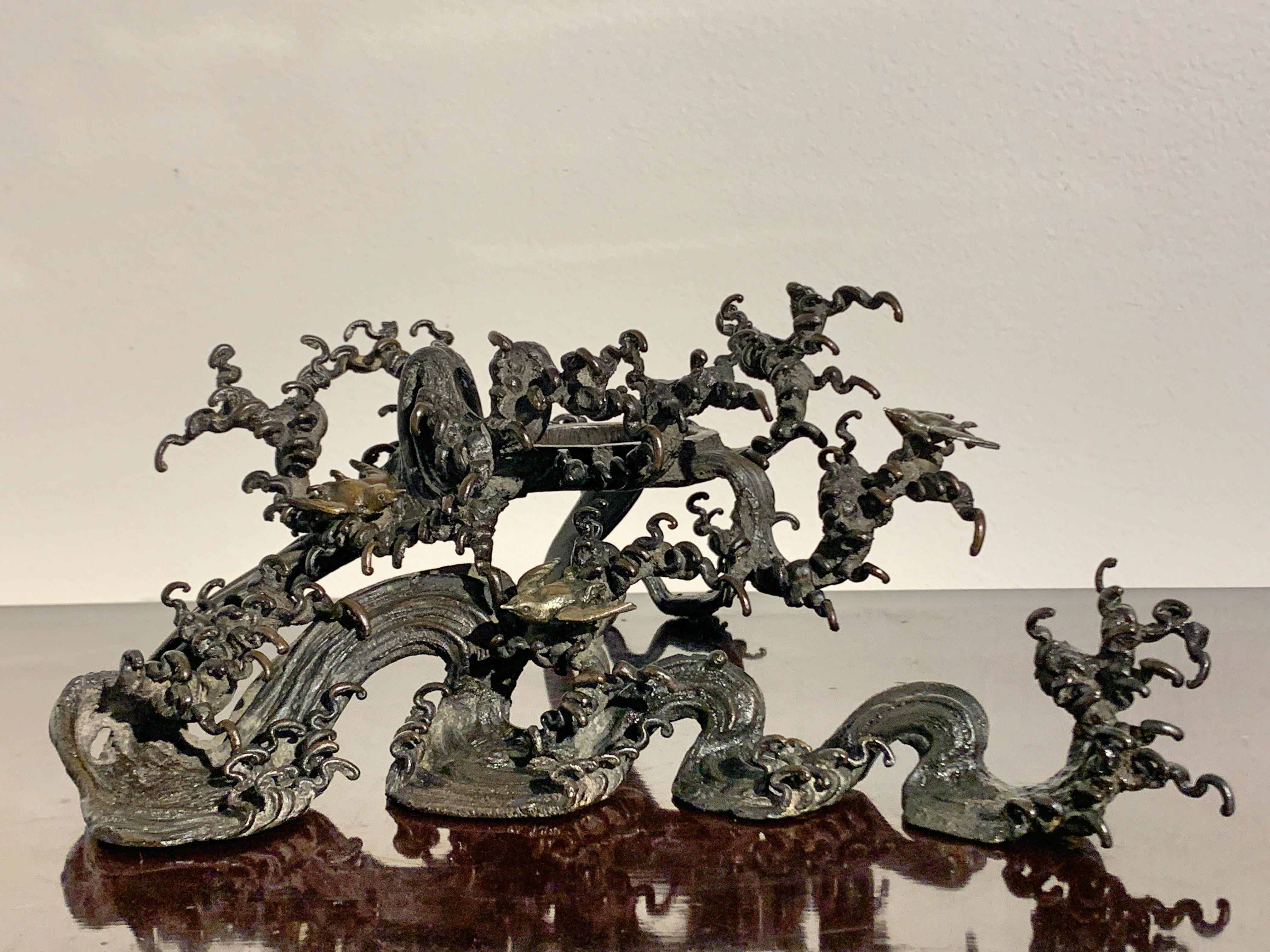 Japanese Bronze Usubata with Waves and Plovers, Edo Period, Mid-19th Century For Sale 3