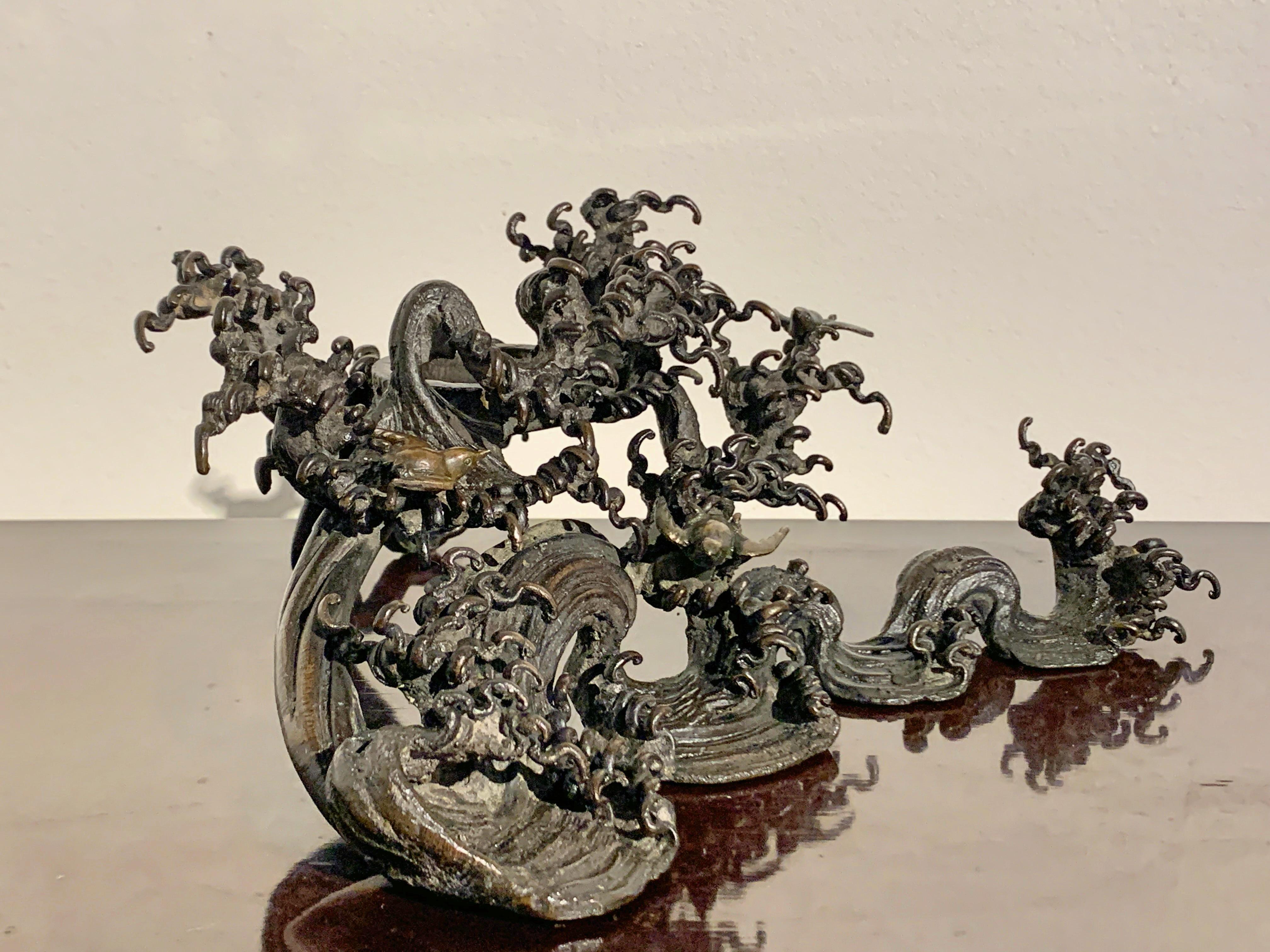 Japanese Bronze Usubata with Waves and Plovers, Edo Period, Mid-19th Century For Sale 4