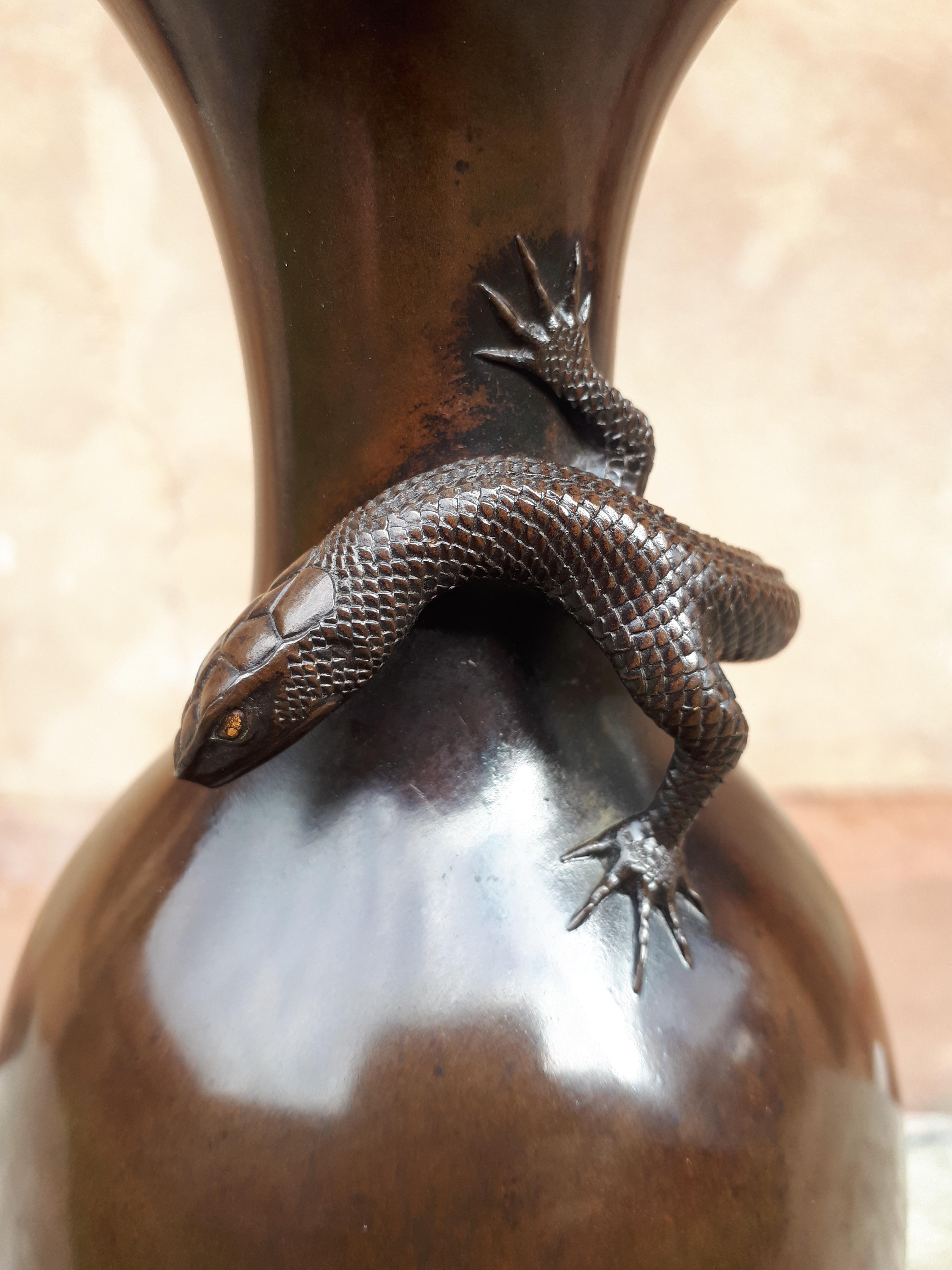 Japanese bronze vase, by Akichika, with dragonfly seal, Japan Meiji era For Sale 4