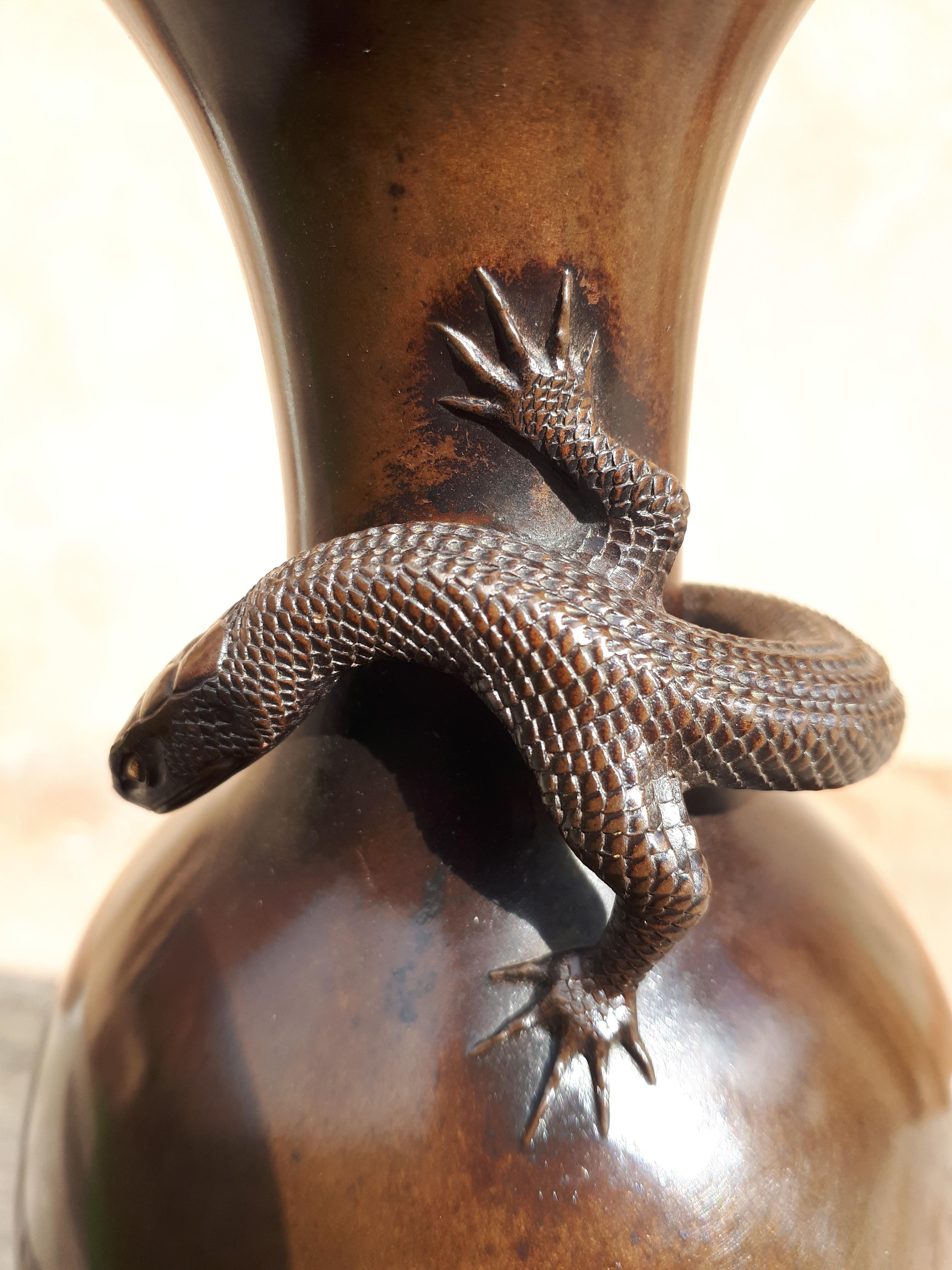 Japanese bronze vase, by Akichika, with dragonfly seal, Japan Meiji era For Sale 9