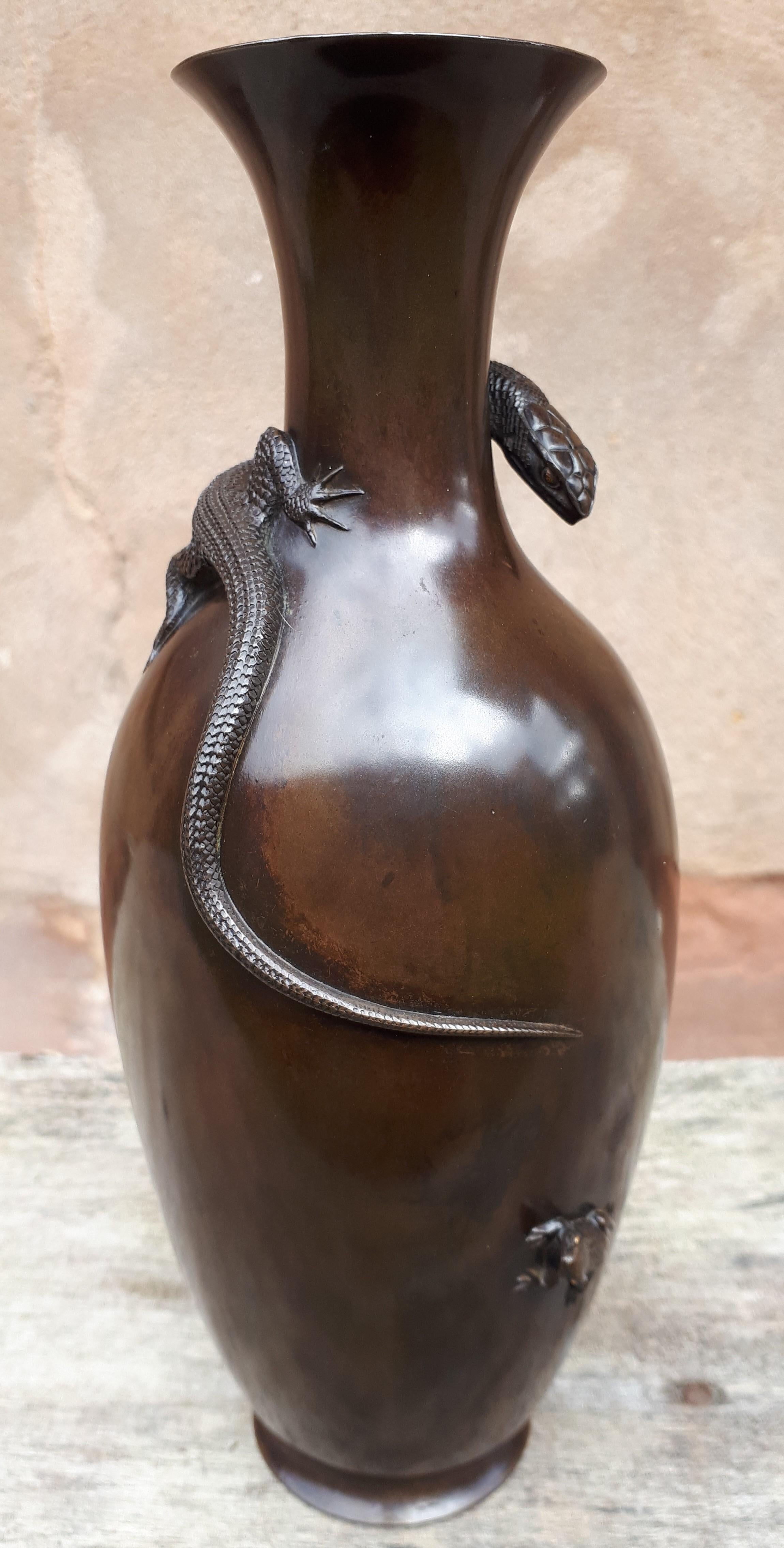 Japanese bronze vase, by Akichika, with dragonfly seal, Japan Meiji era In Good Condition For Sale In Saverne, Grand Est