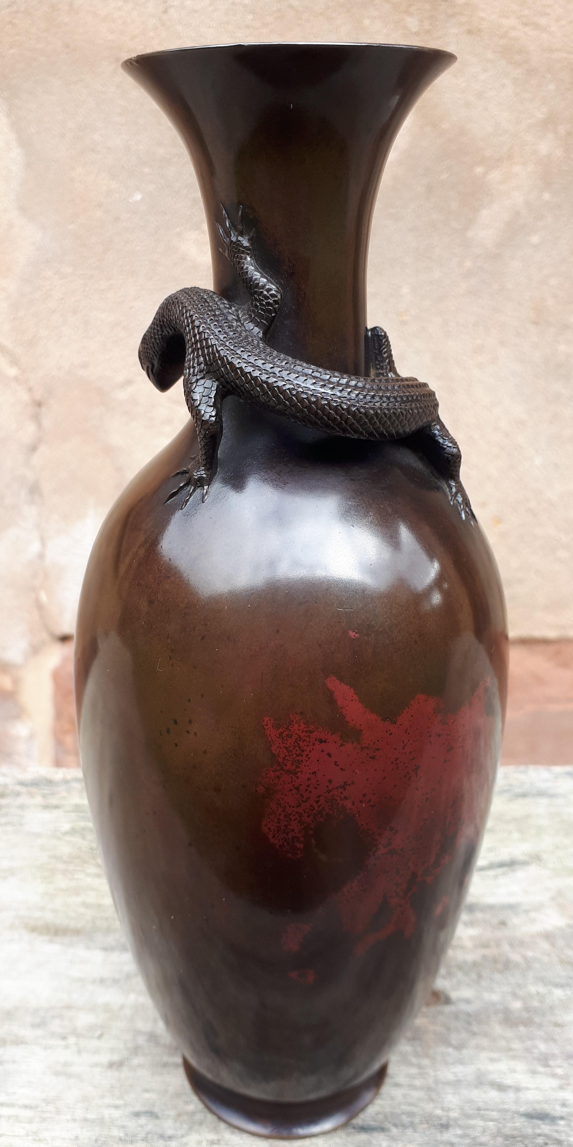Japanese bronze vase, by Akichika, with dragonfly seal, Japan Meiji era For Sale 1