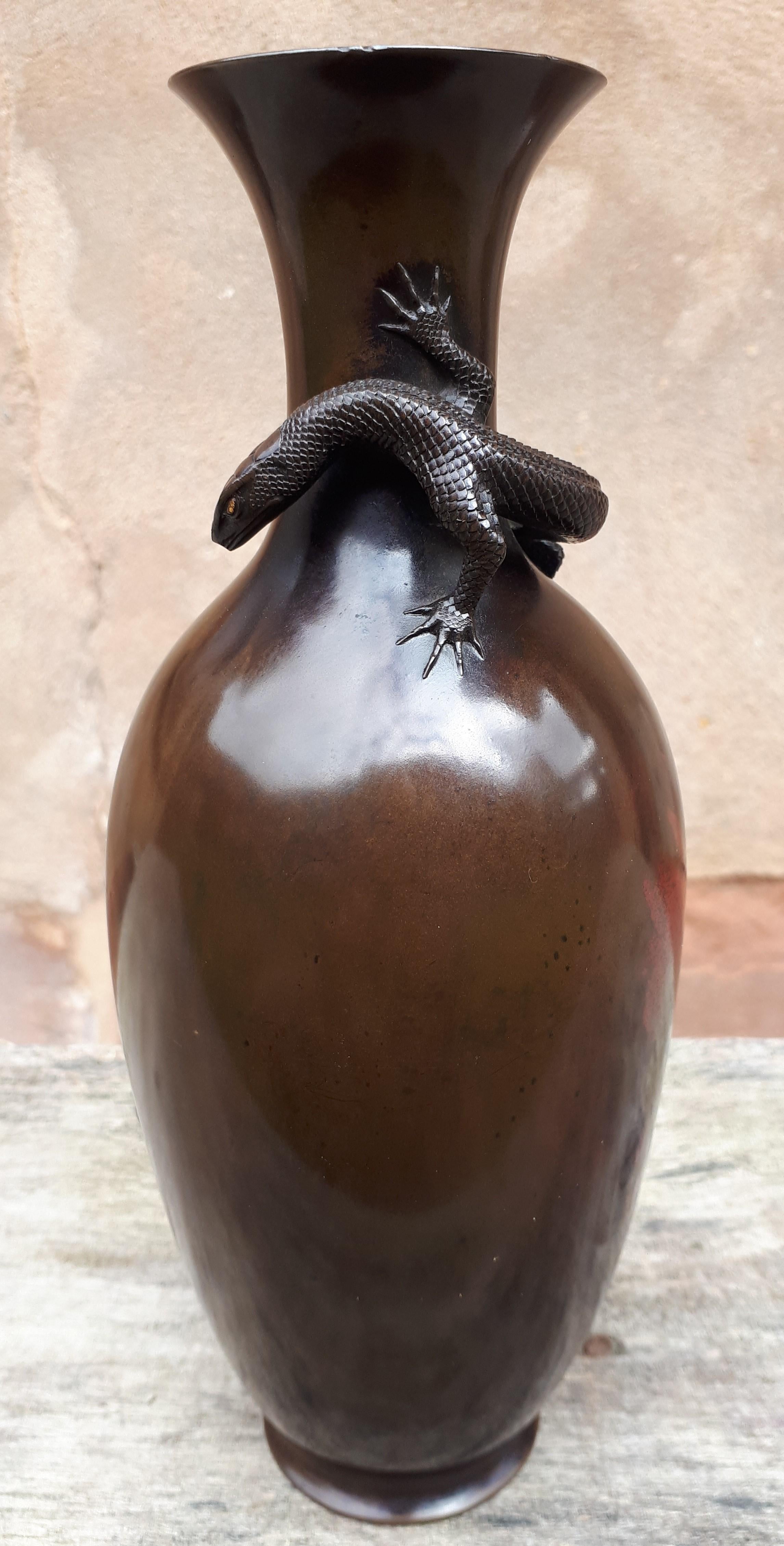 Japanese bronze vase, by Akichika, with dragonfly seal, Japan Meiji era For Sale 2