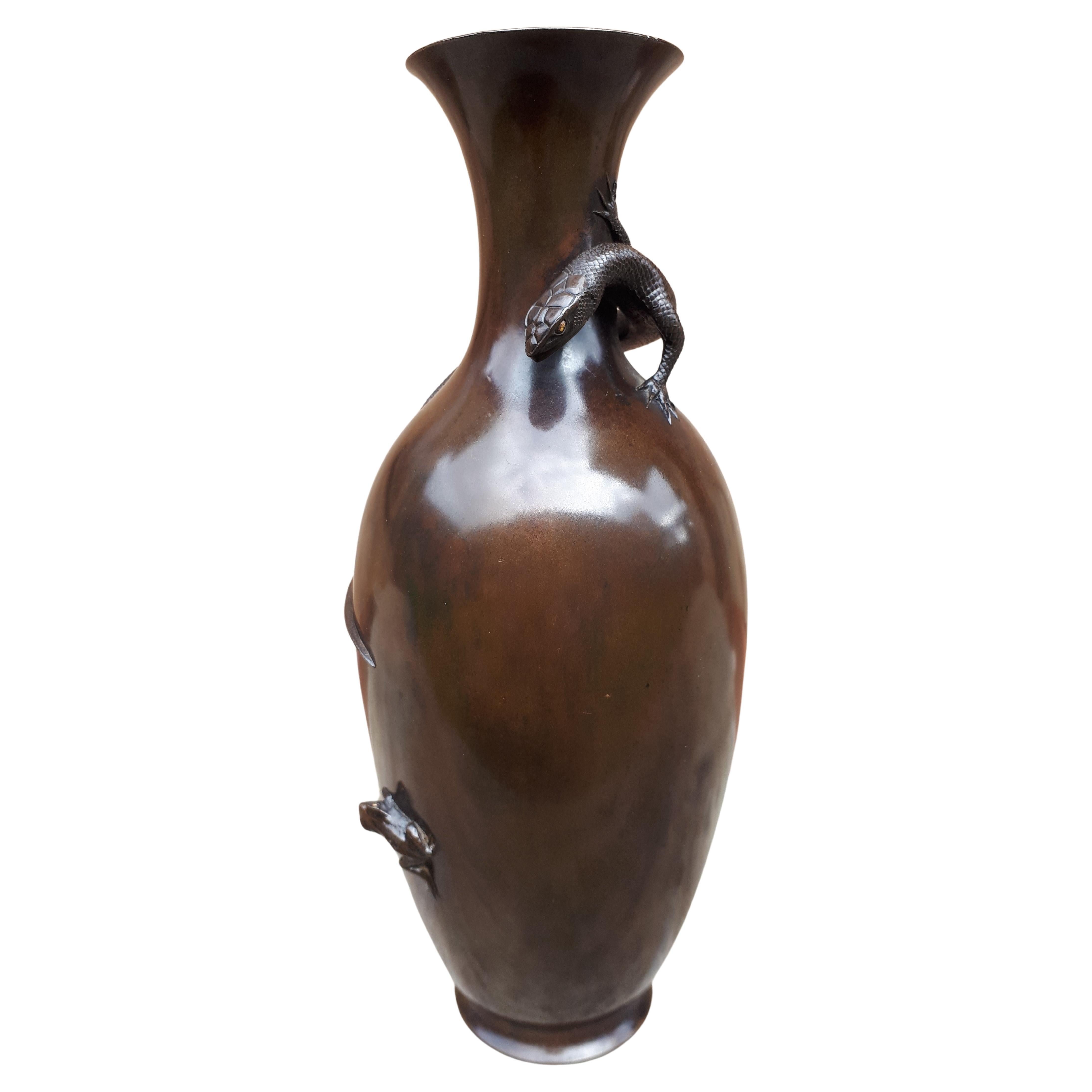 Japanese bronze vase, by Akichika, with dragonfly seal, Japan Meiji era For Sale