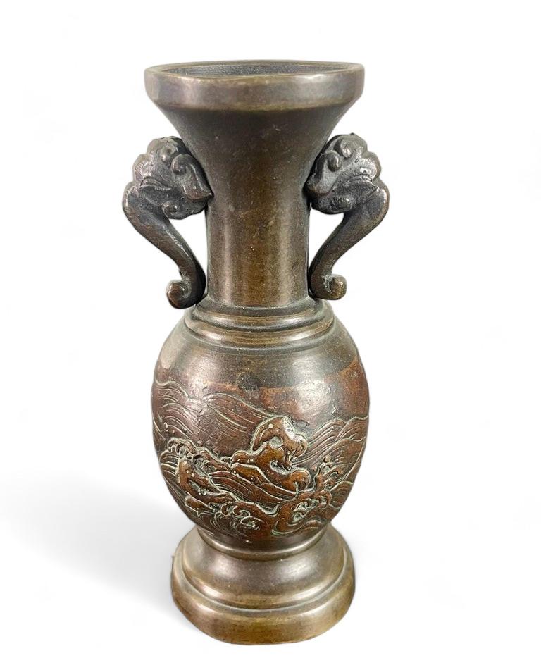 Very pretty Japanese Meiji bronze vase representing a naked boy, like a cherub, very muscular on a Koi carp in the middle of crashing waves.
The bronze work is very beautiful, the motif of the child and the fish stands out in relief.
The two handles