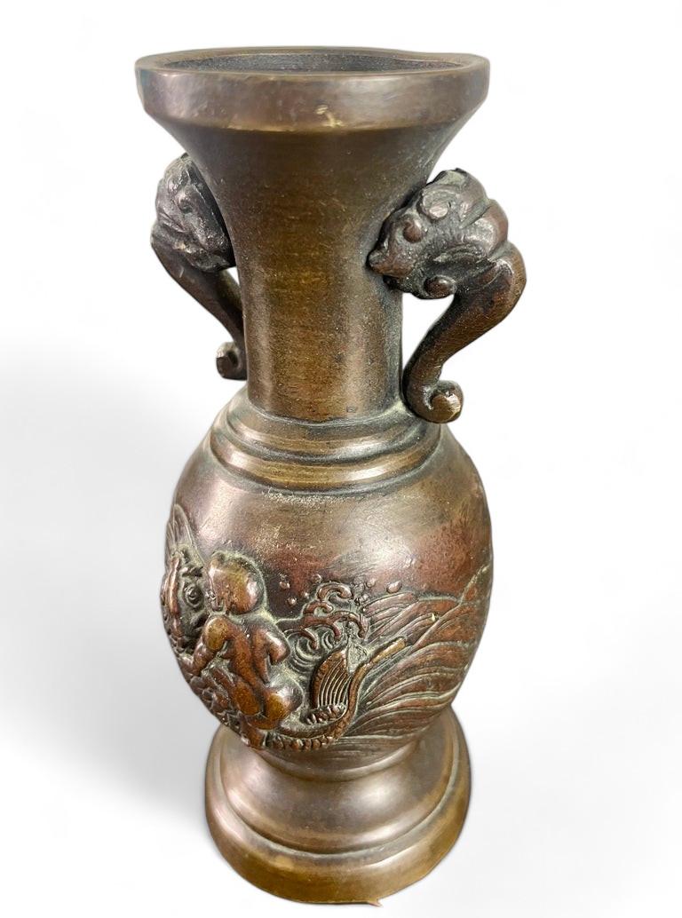Japanese bronze vase decorated with Kintaro riding Carp Koi - Meiji - 19th Japan In Good Condition For Sale In Beuzevillette, FR