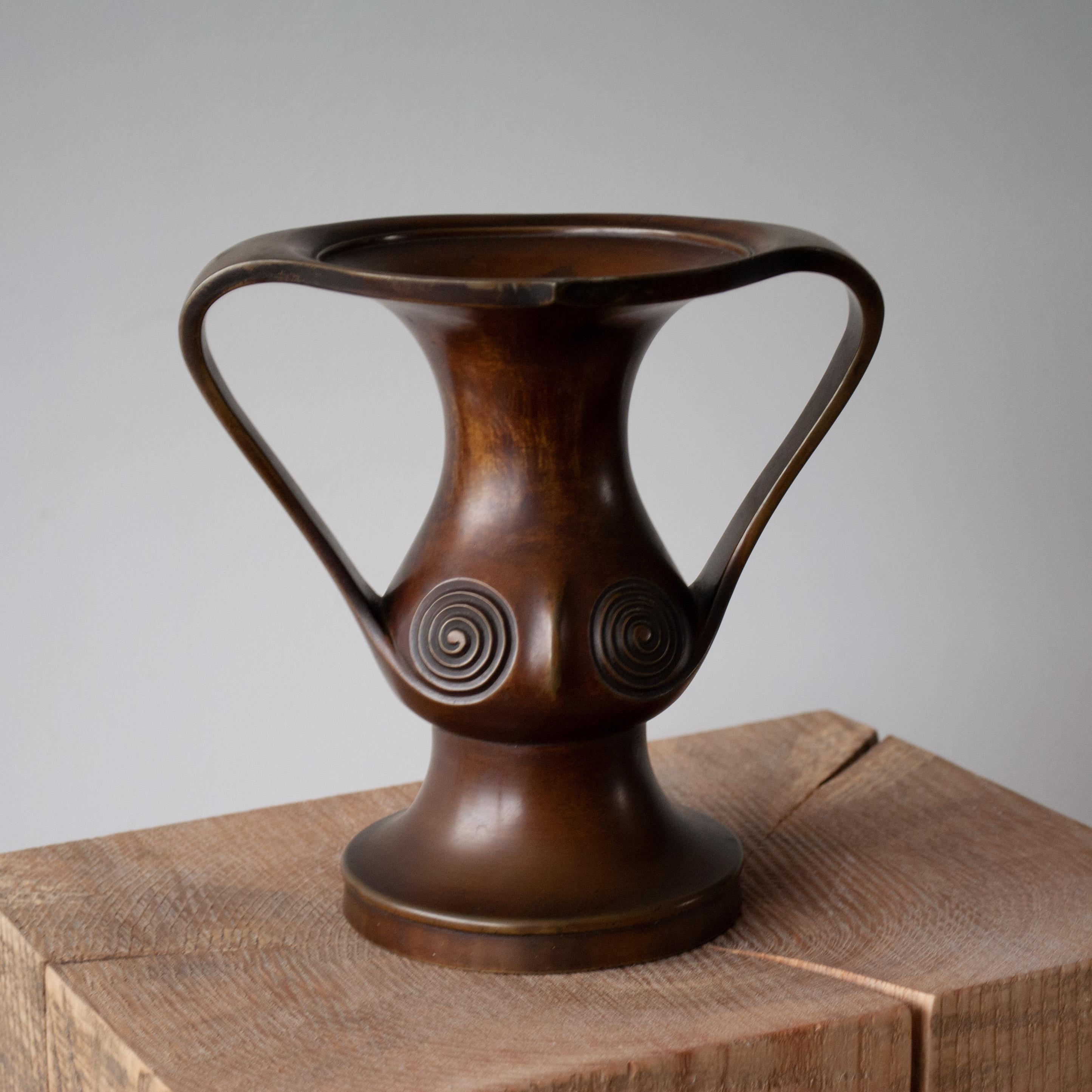 Japanese Bronze Vase, Edo Period For Sale 6