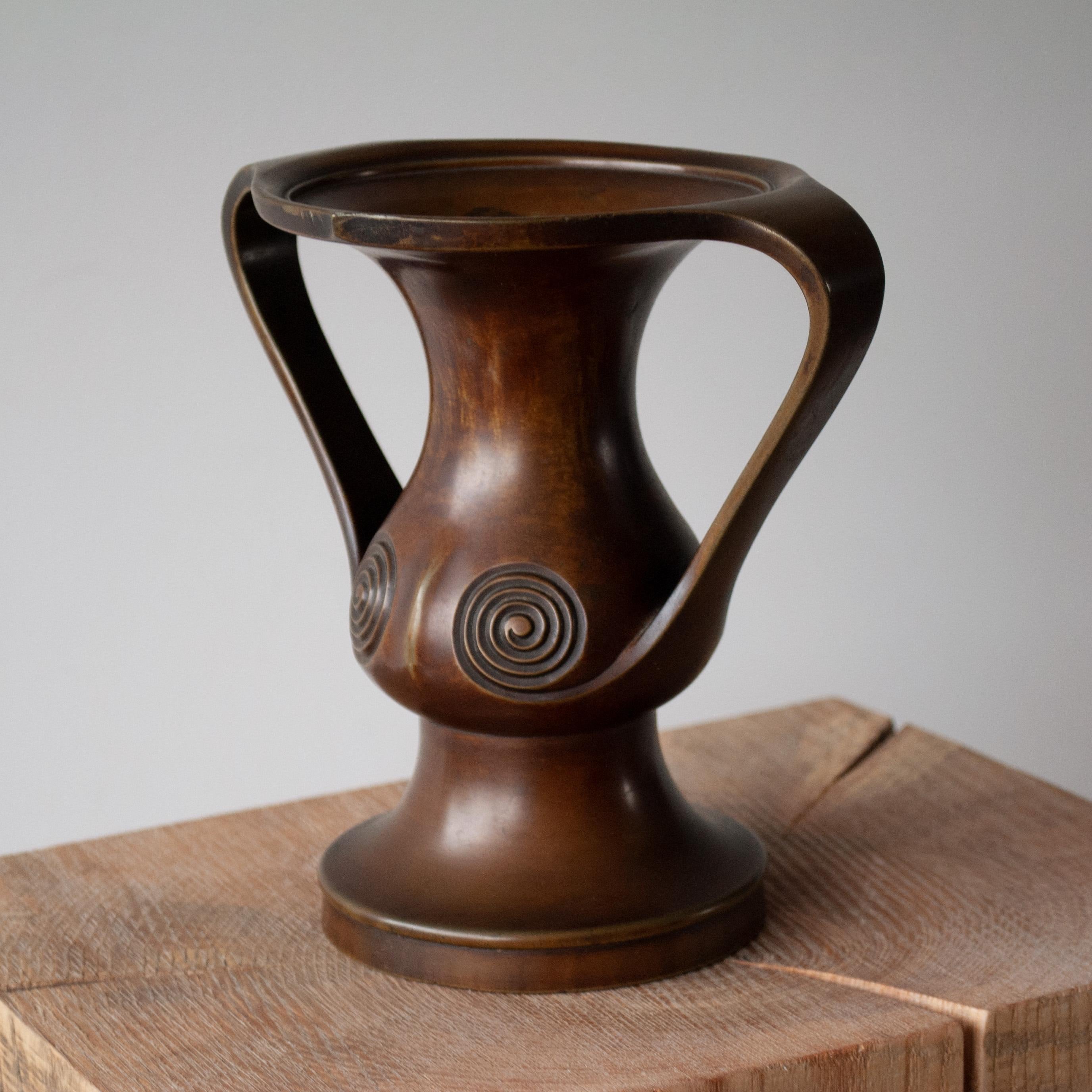 Japanese Bronze Vase, Edo Period For Sale 1
