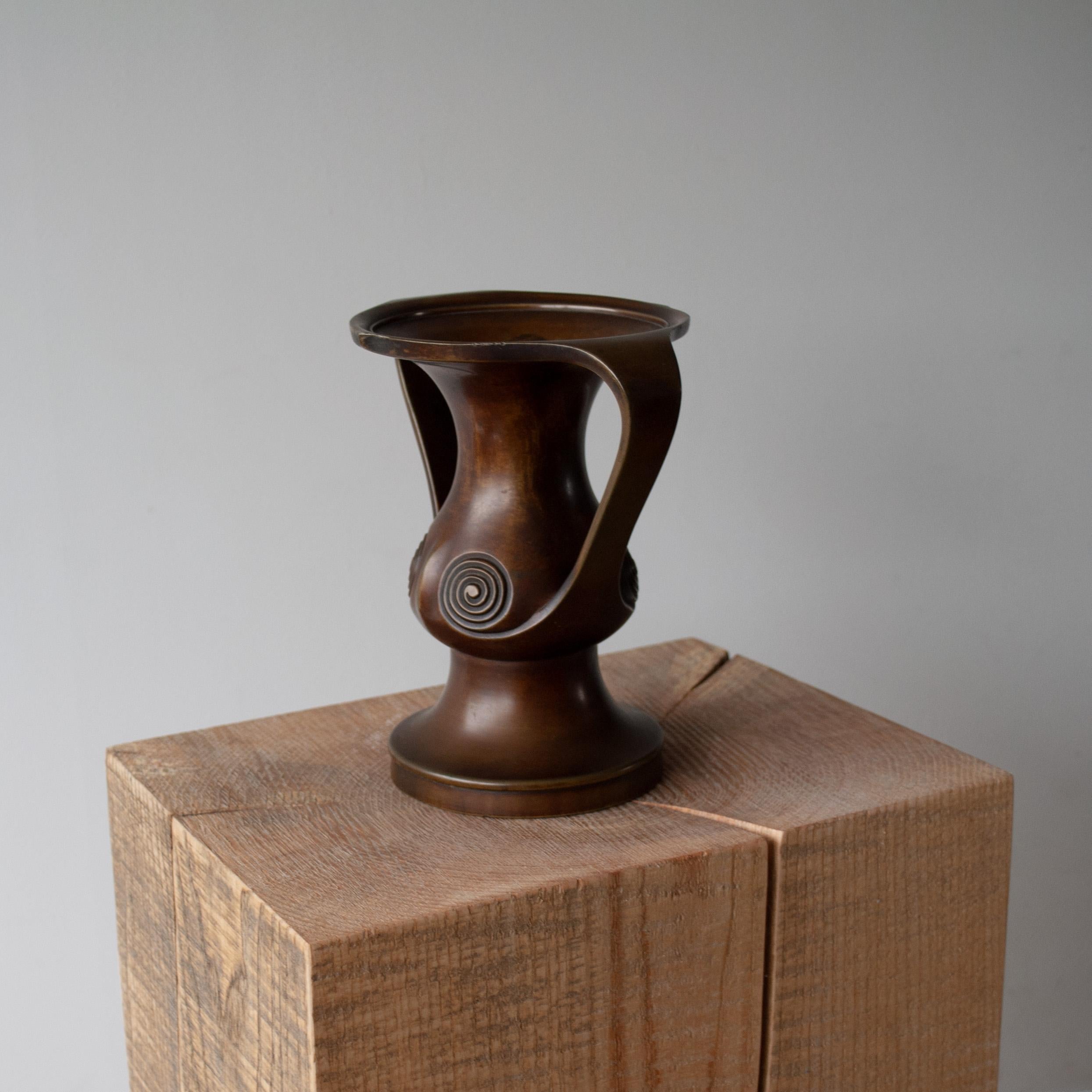 Japanese Bronze Vase, Edo Period For Sale 2