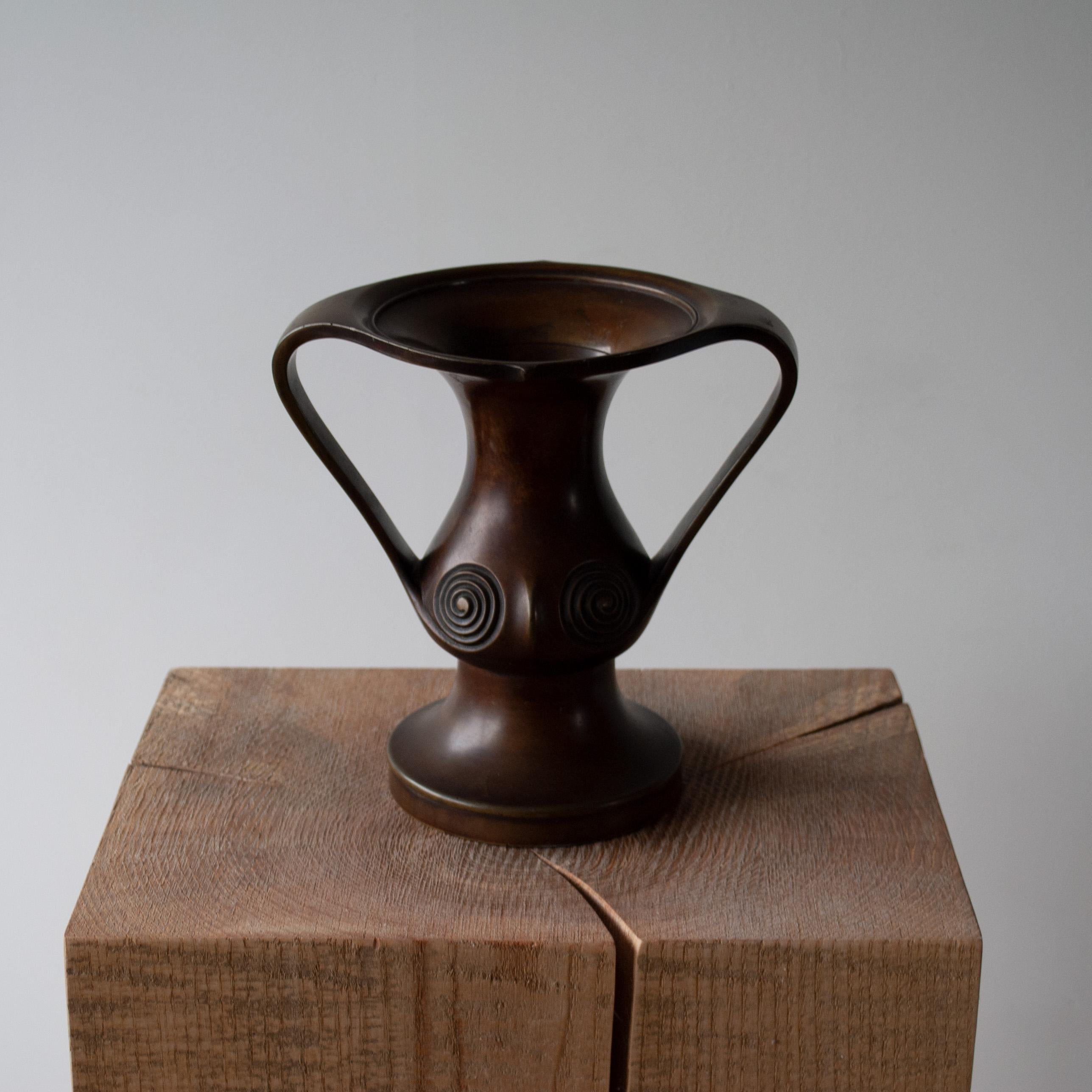 Japanese Bronze Vase, Edo Period For Sale 4