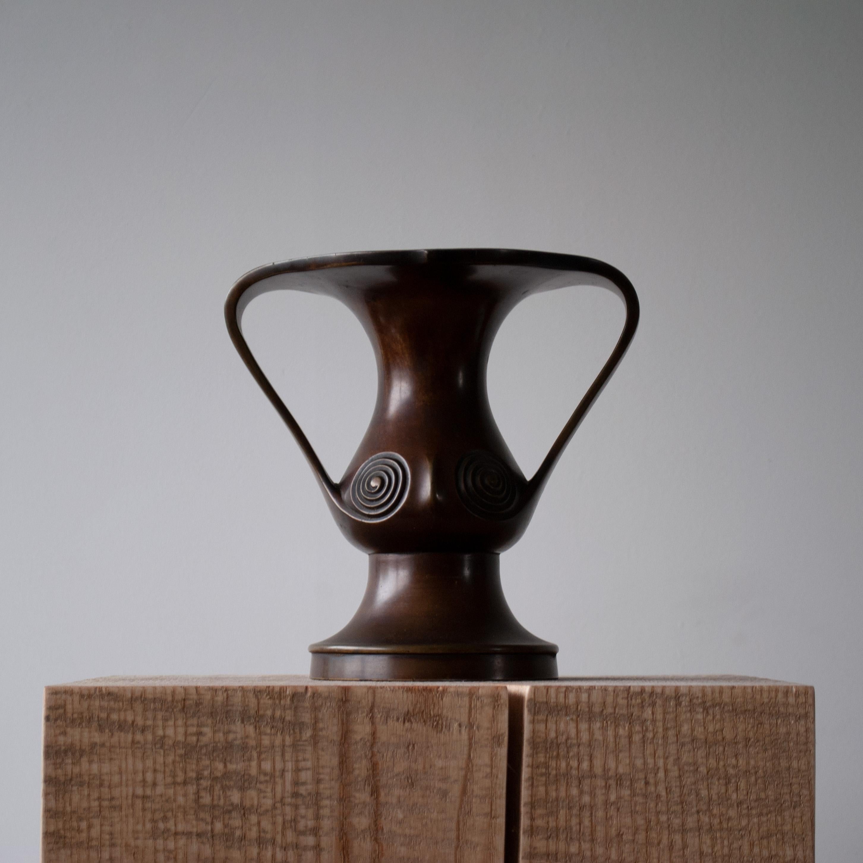 Japanese Bronze Vase, Edo Period For Sale 5