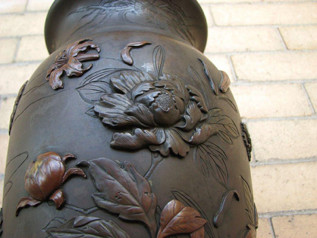 Jarrón japonés de bronce - F8191

Se trata de un bonito jarrón japonés antiguo de bronce macizo de aproximadamente la década de 1950, en excelente estado.
La pieza es extremadamente gruesa y pesada y tiene grandes grabados, así como tallas