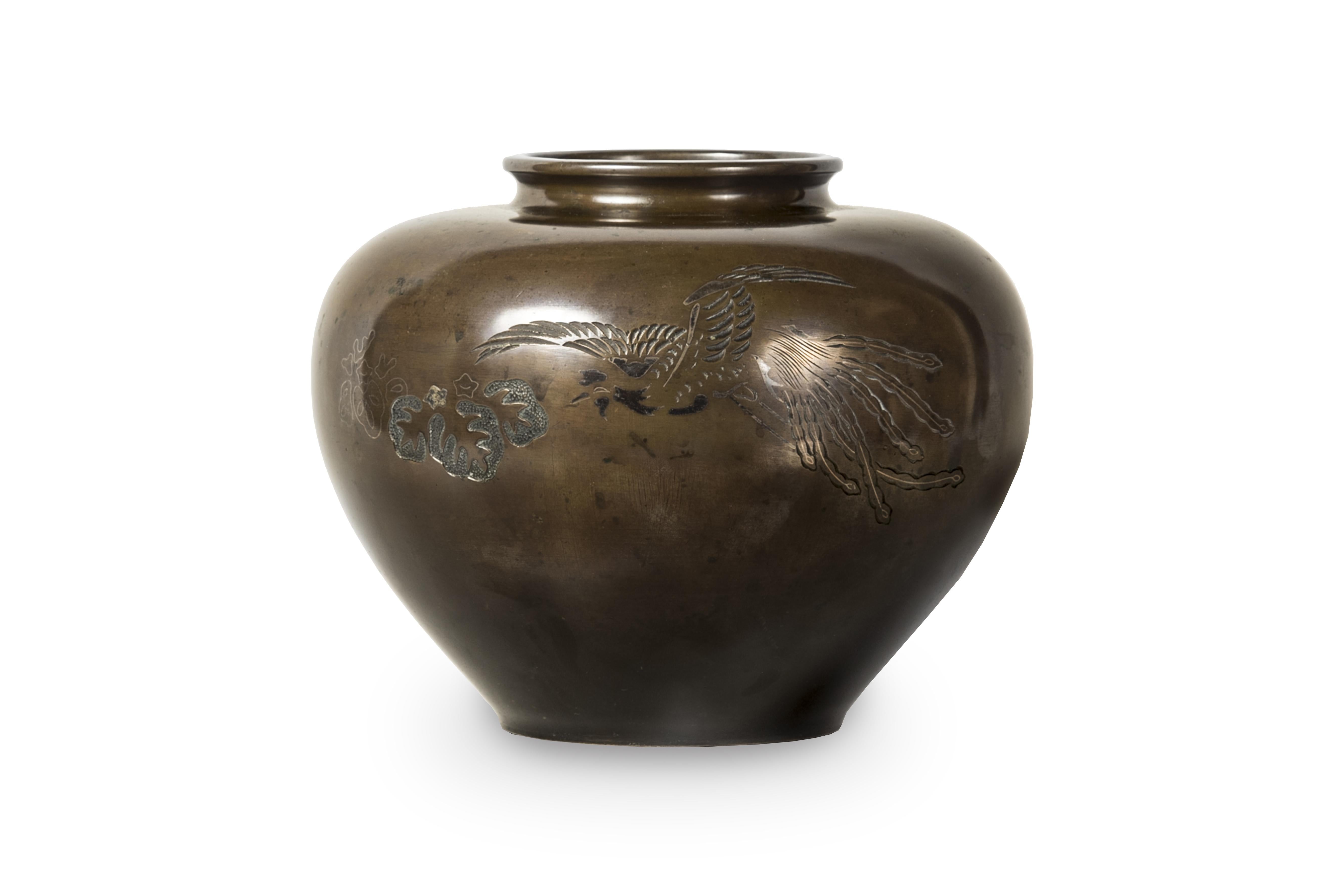 Patinated bronze vase decorated with a flying phenix and paulownia leaves. 
It comes with its tomobako marked with the date Shôwa 5 (1930).

Japan, Shôwa period (1926-1989), 1930

Height : 8.27” (21 cm) -Width : 9.05” (23 cm) - Diameter of the