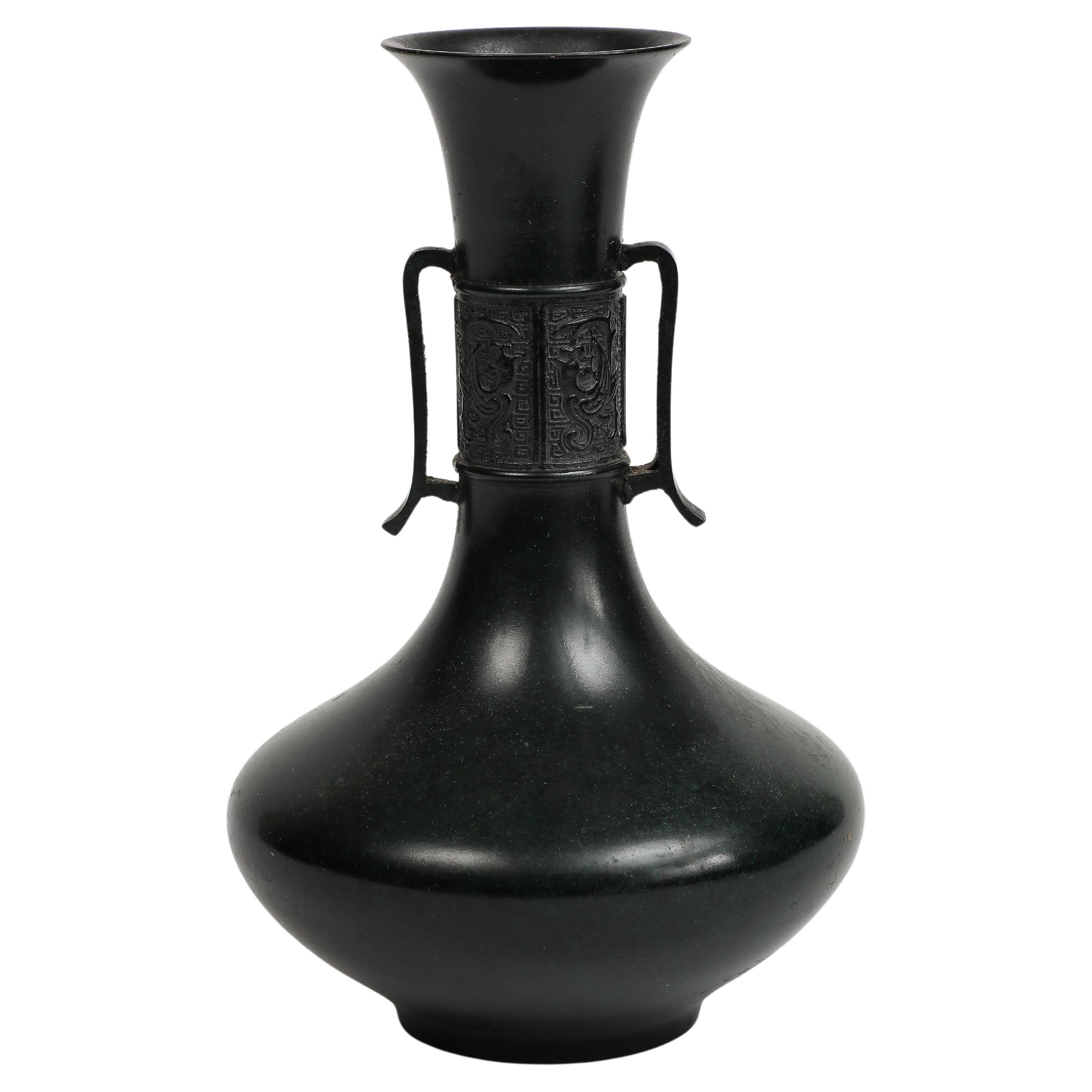 Japanische Bronze-Vase im Angebot