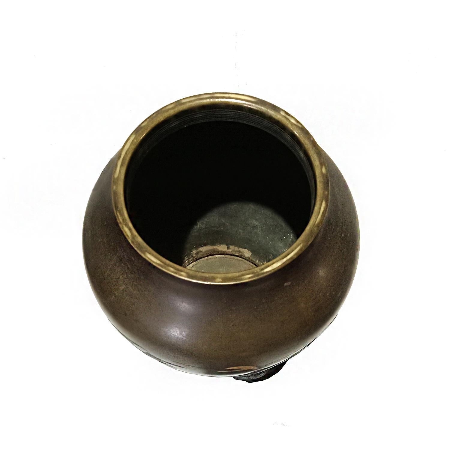 Japanese Bronze Vase, Meiji Period For Sale 5