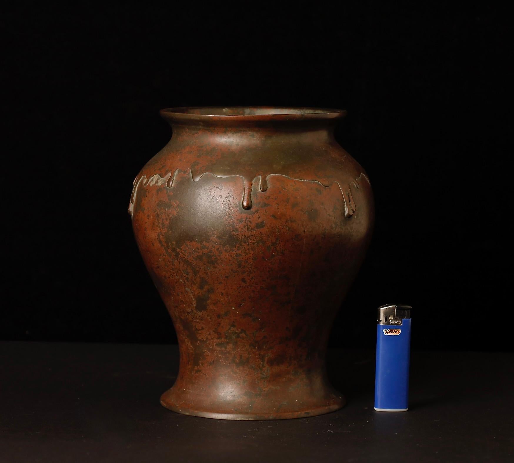 An elegant Japanese bronze vase from the late Meiji to early Taisho period, distinguished by its refined drip relief motif encircling the shoulder. The organic form and subtle texture evoke a sense of fluid movement, while the reddish-brown patina —