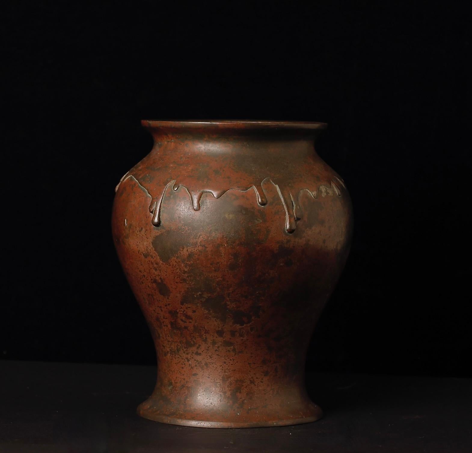 Japanese Bronze Vase with Drip Relief Design, Signed, Meiji–Taisho Period In Good Condition For Sale In Fukuoka, JP